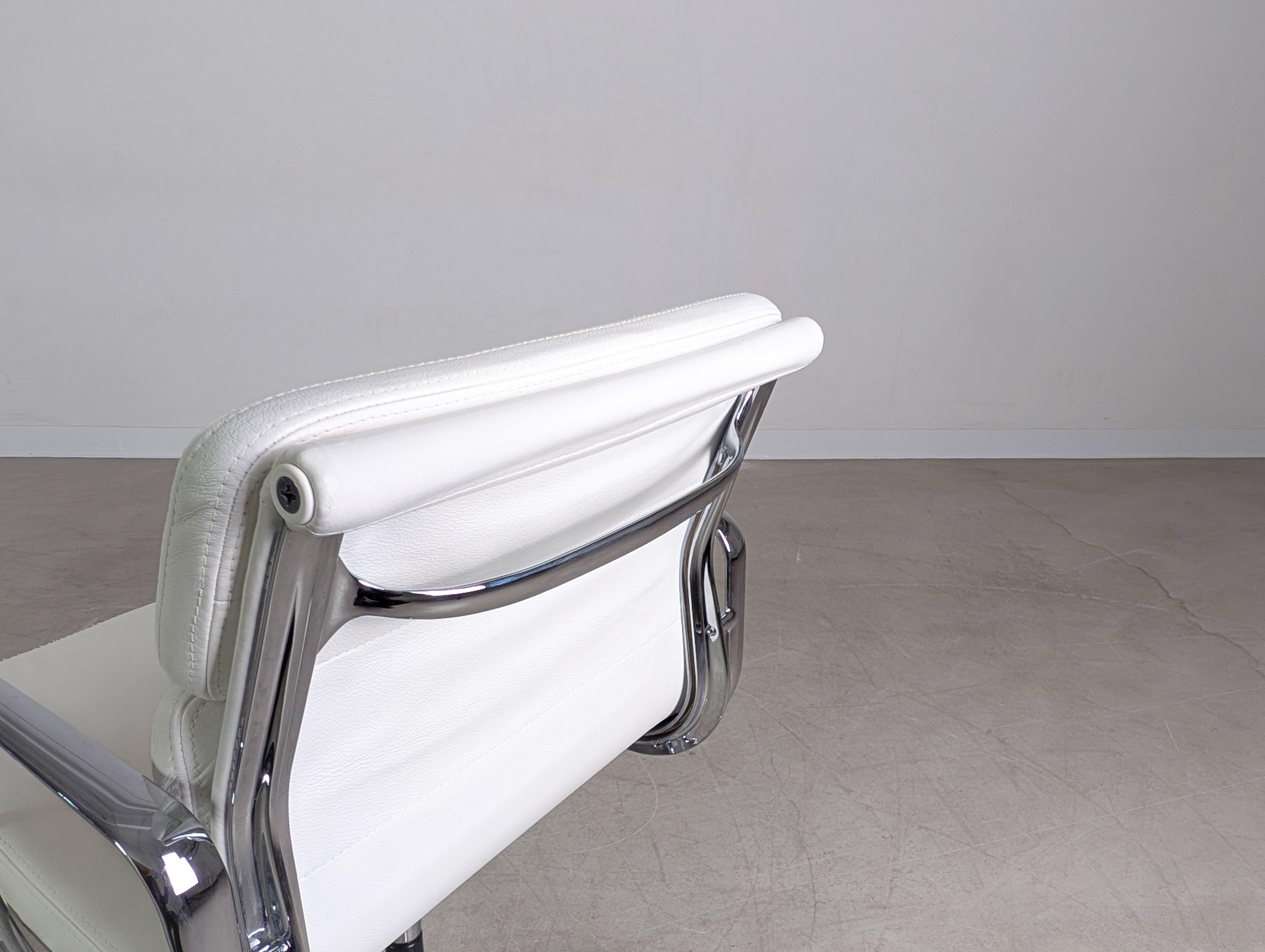 2x Original Vitra EA 208 soft pad weiß Leder Stuhl Charles Eames in vendita 2