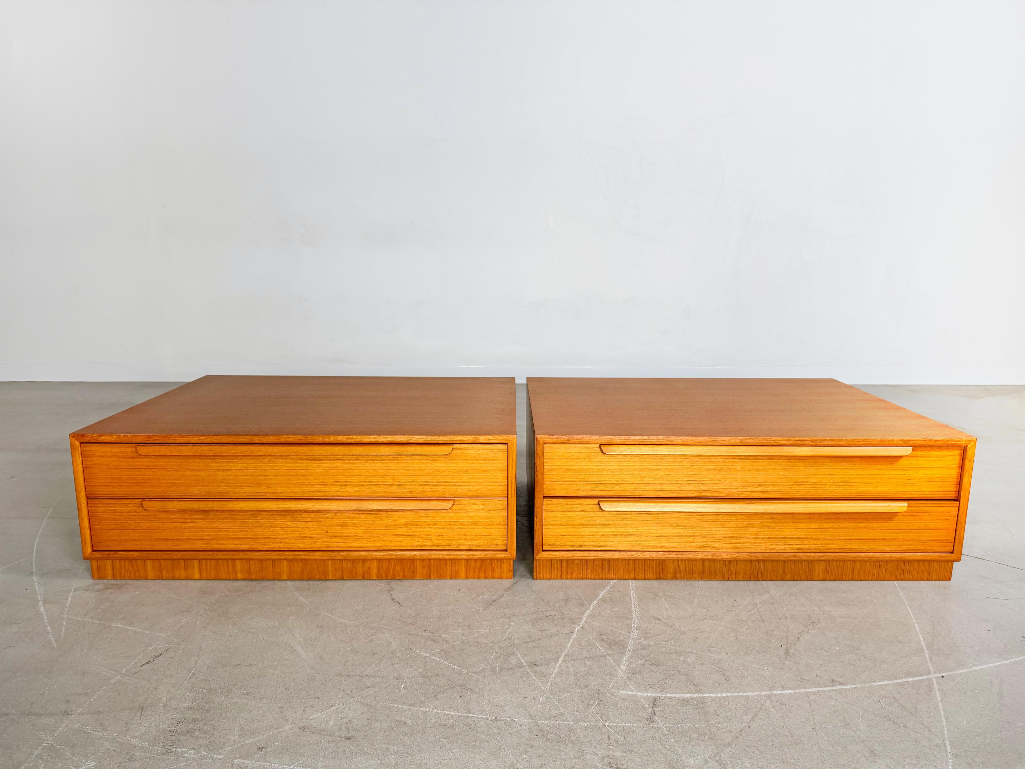 Ti offriamo due splendidi alloggi in teak degli anni '60 da acquistare. Le due credenze sono state create dal rinomato produttore tedesco WK Möbel in teakholz di alta qualità.

***Preis pro Stück*** 
***Con l'acquisto di due alloggi è possibile