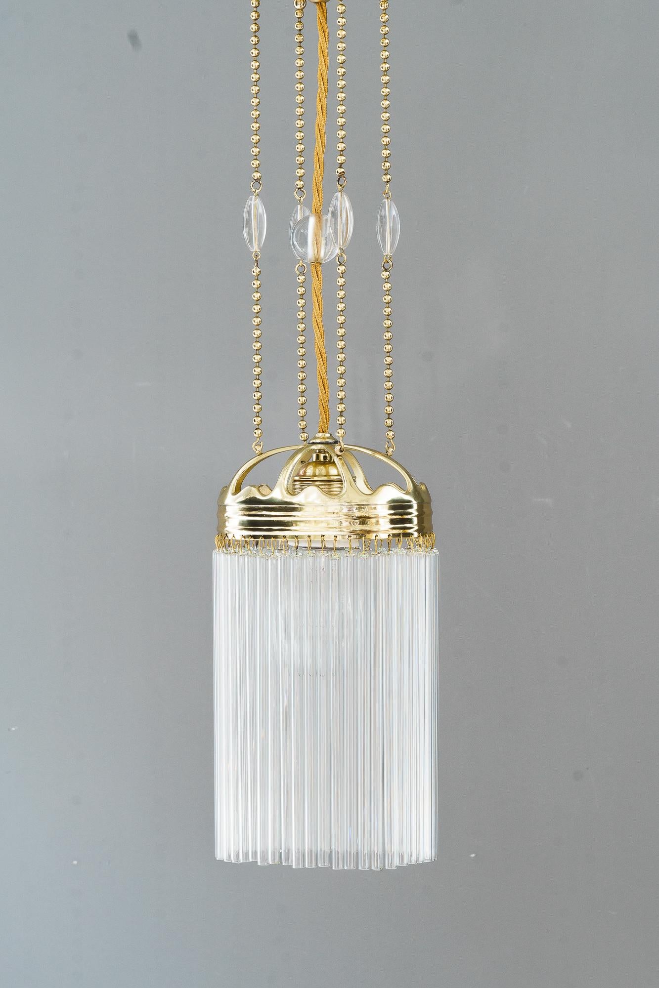 Ovaler Art-Déco-Anhänger Vienna mit 2x, ca. 1920er Jahre
Messing poliert und emailliert
Die Glasstäbe werden ersetzt ( neu )