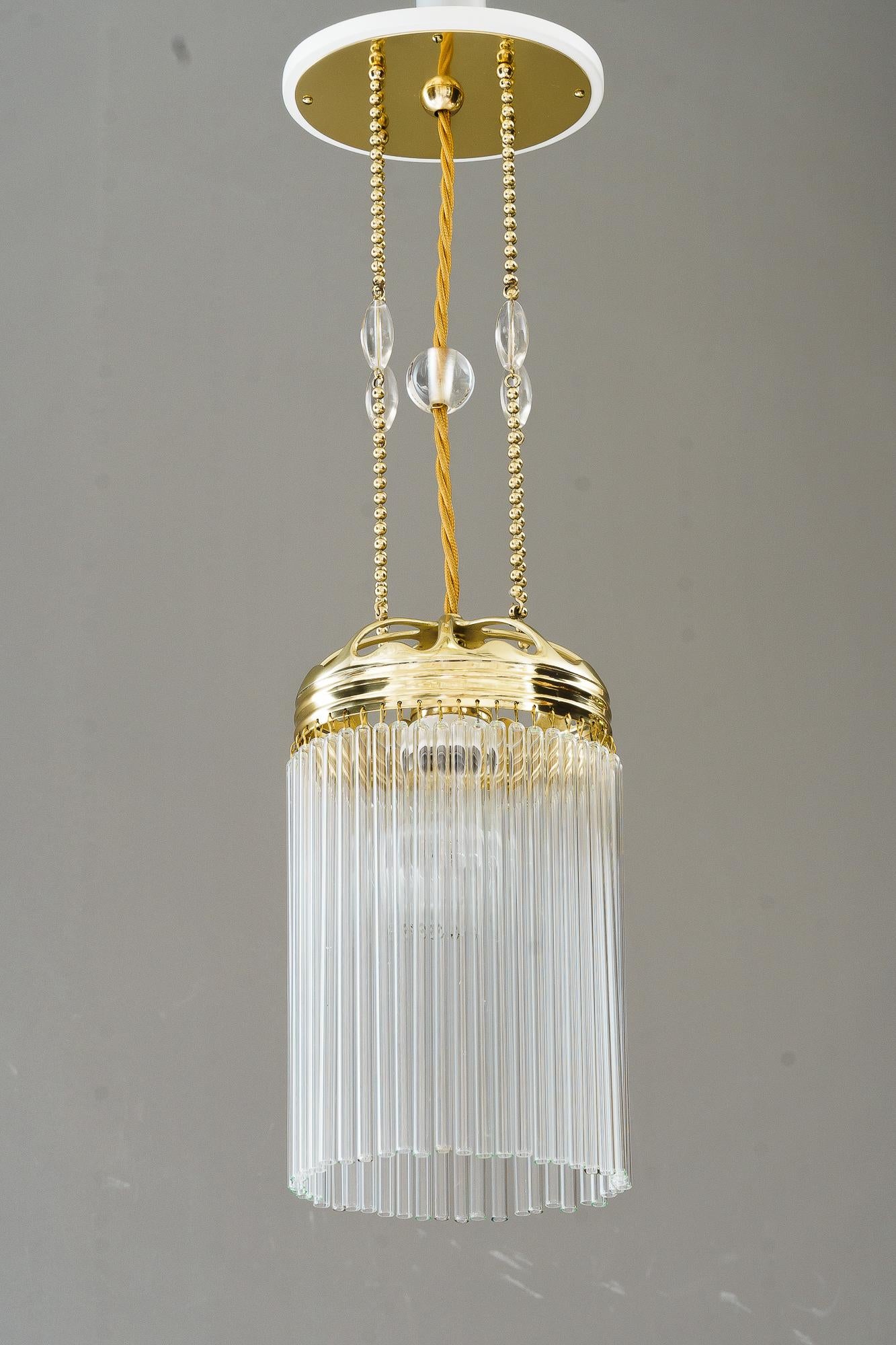 Ovaler Art-Déco-Anhänger Vienna mit 2x, ca. 1920er Jahre (Messing) im Angebot