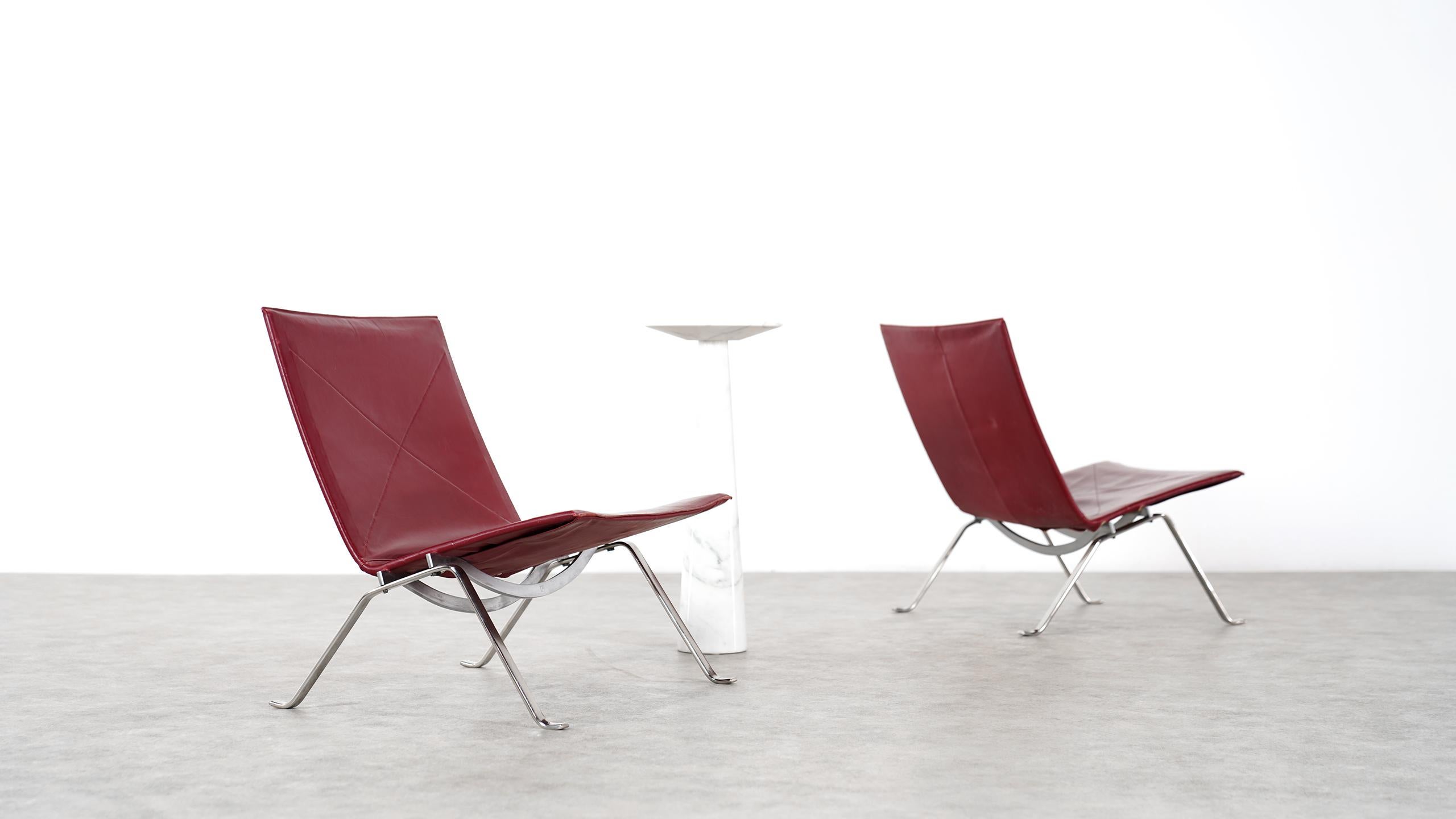 The discrete and elegant lounge chair PK22 epitomizes the work of Poul Kjærholm and his search for the ideal type-form and industrial dimension, which was always present in his work. 

This offer is for 2x PK22 lounge chairs with its smooth and very
