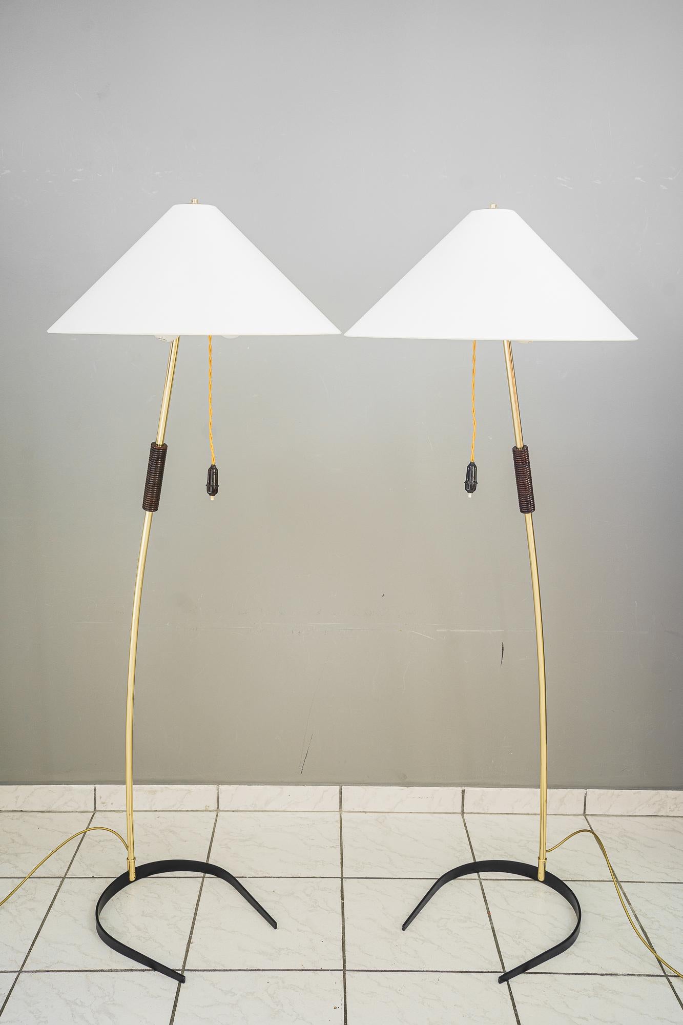 2x Lámparas de pie Rupert Nikoll con mango de madera, hacia 1950 Pulido en venta