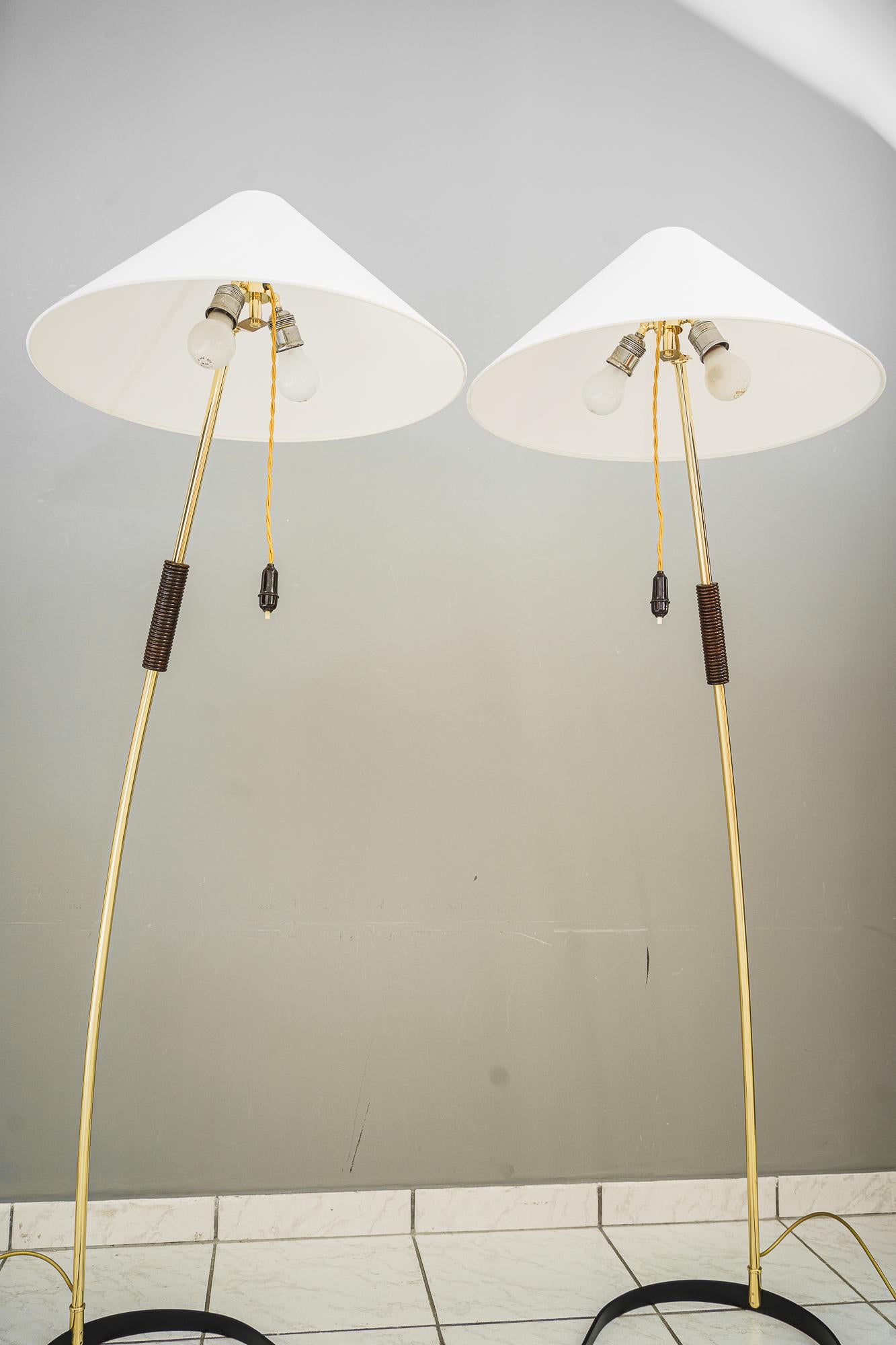 2x Rupert Nikoll Stehlampen mit Holzgriff, ca. 1950er Jahre (Mitte des 20. Jahrhunderts) im Angebot