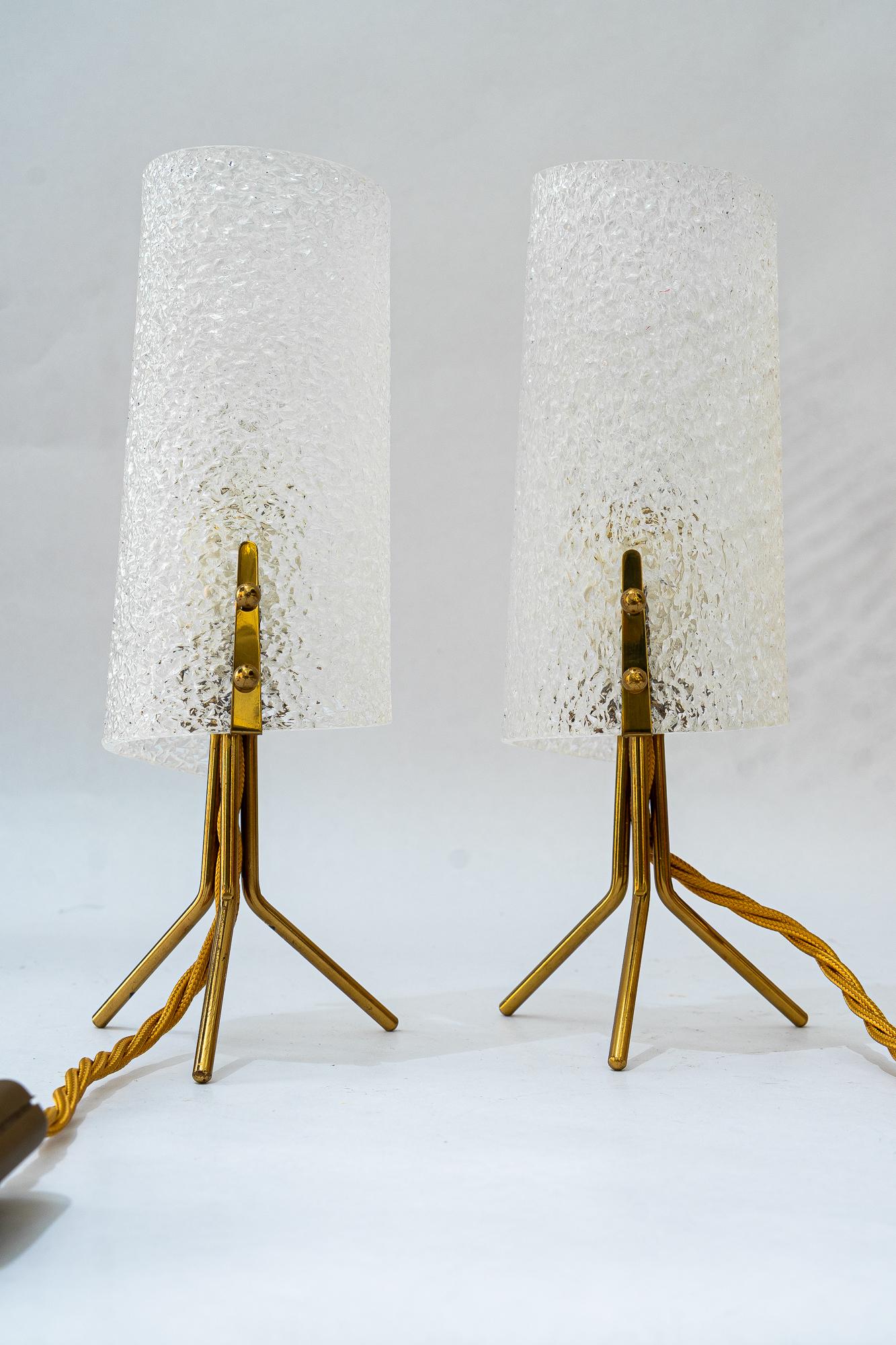 2x lámparas de sobremesa Rupert Nikoll con pantallas de lucite viena alrededor de los años 60 Moderno de mediados de siglo en venta