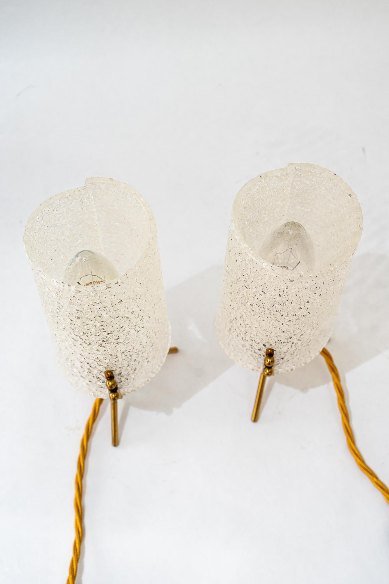 2x lámparas de sobremesa Rupert Nikoll con pantallas de lucite viena alrededor de los años 60 Austríaco en venta