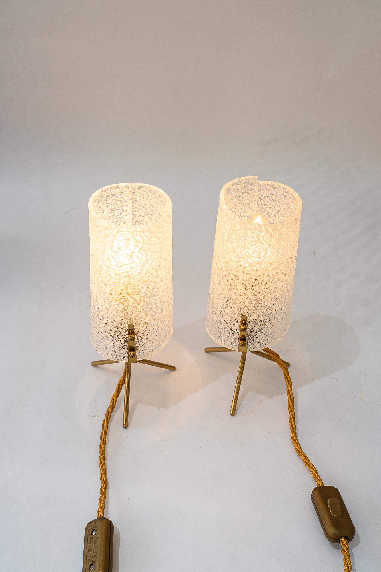 2x lámparas de sobremesa Rupert Nikoll con pantallas de lucite viena alrededor de los años 60 Latón en venta