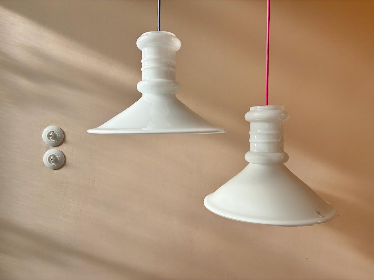 Due lampade a sospensione Apotheker disegnate da Sidse Werner o Holmegaard negli anni Ottanta. Questa lampada danese è realizzata in vetro opalino ed è bianca all'esterno e bianca all'interno. La lampada è in ottime condizioni, non presenta danni e