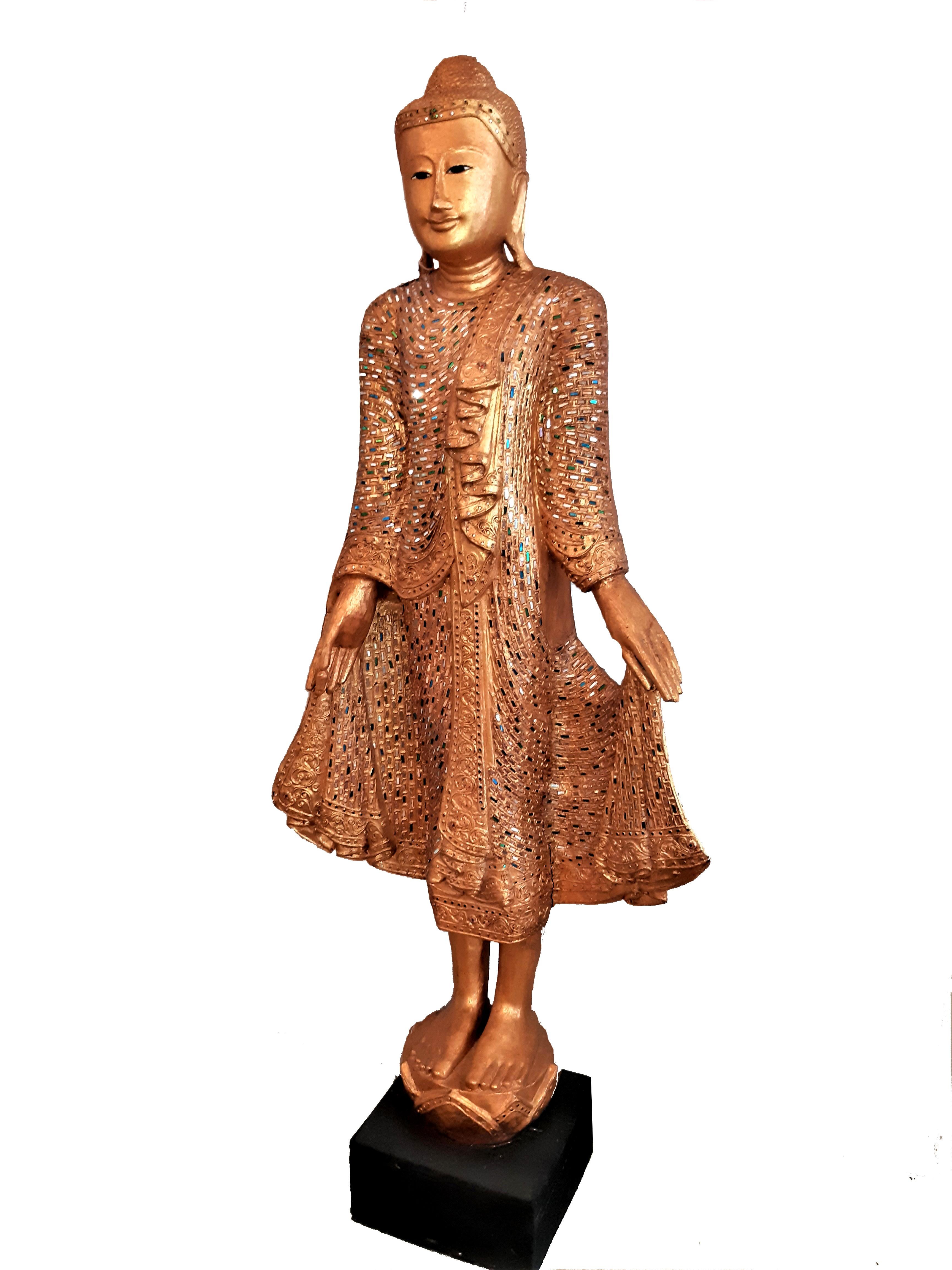 2x Skulptur Holzschnitzerei von Buddha Mandalay  

Mit reichhaltiger Bemalung / Steinebesatz. Höhe 168cm, im Bestzustand, keine Beschädigungen. Wohl aus den ca. 1970er Jahren

