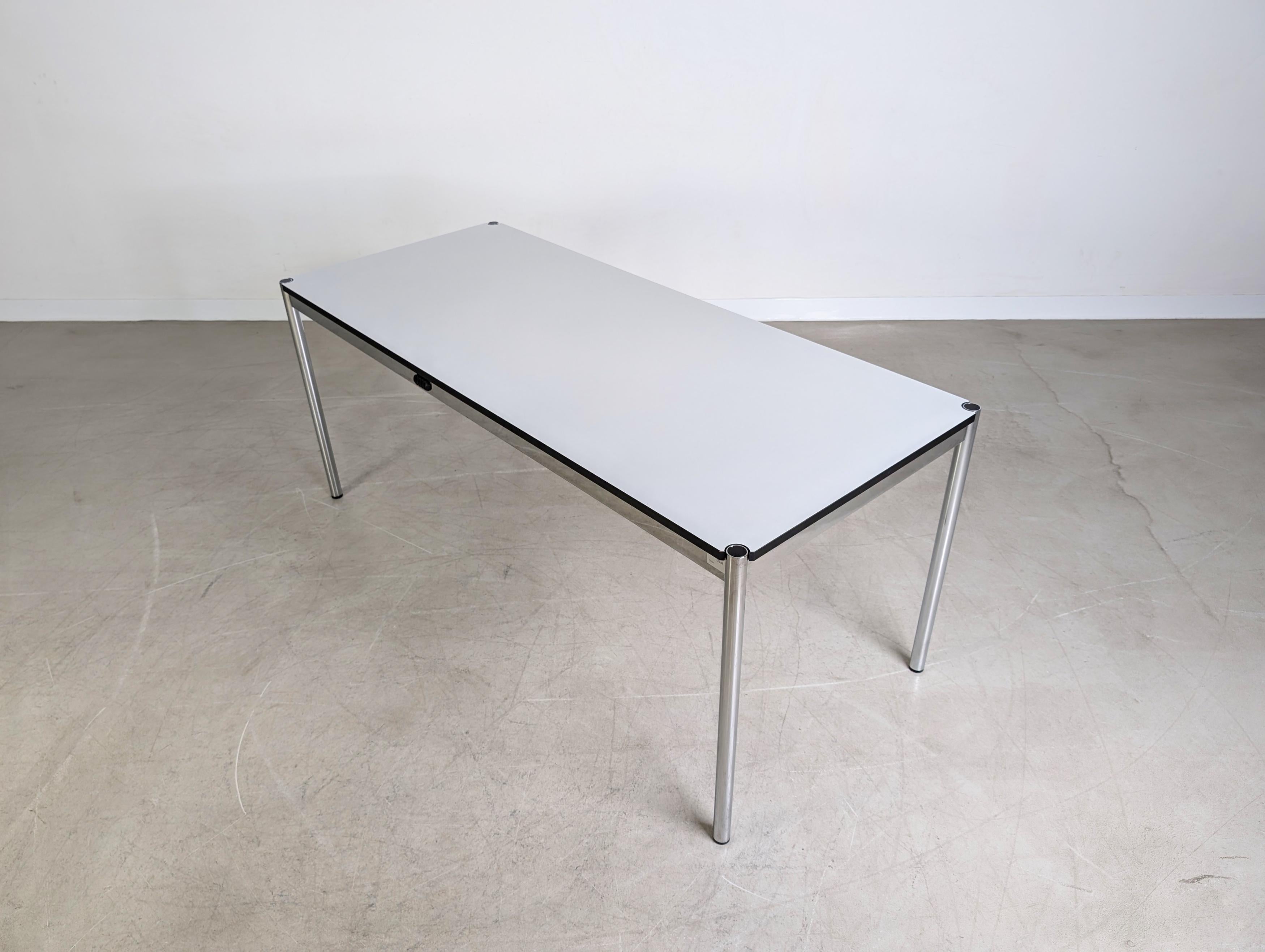 Swiss 2x USM Haller Tisch Kunstharz weiß Schreibtisch MwSt perlgrau For Sale
