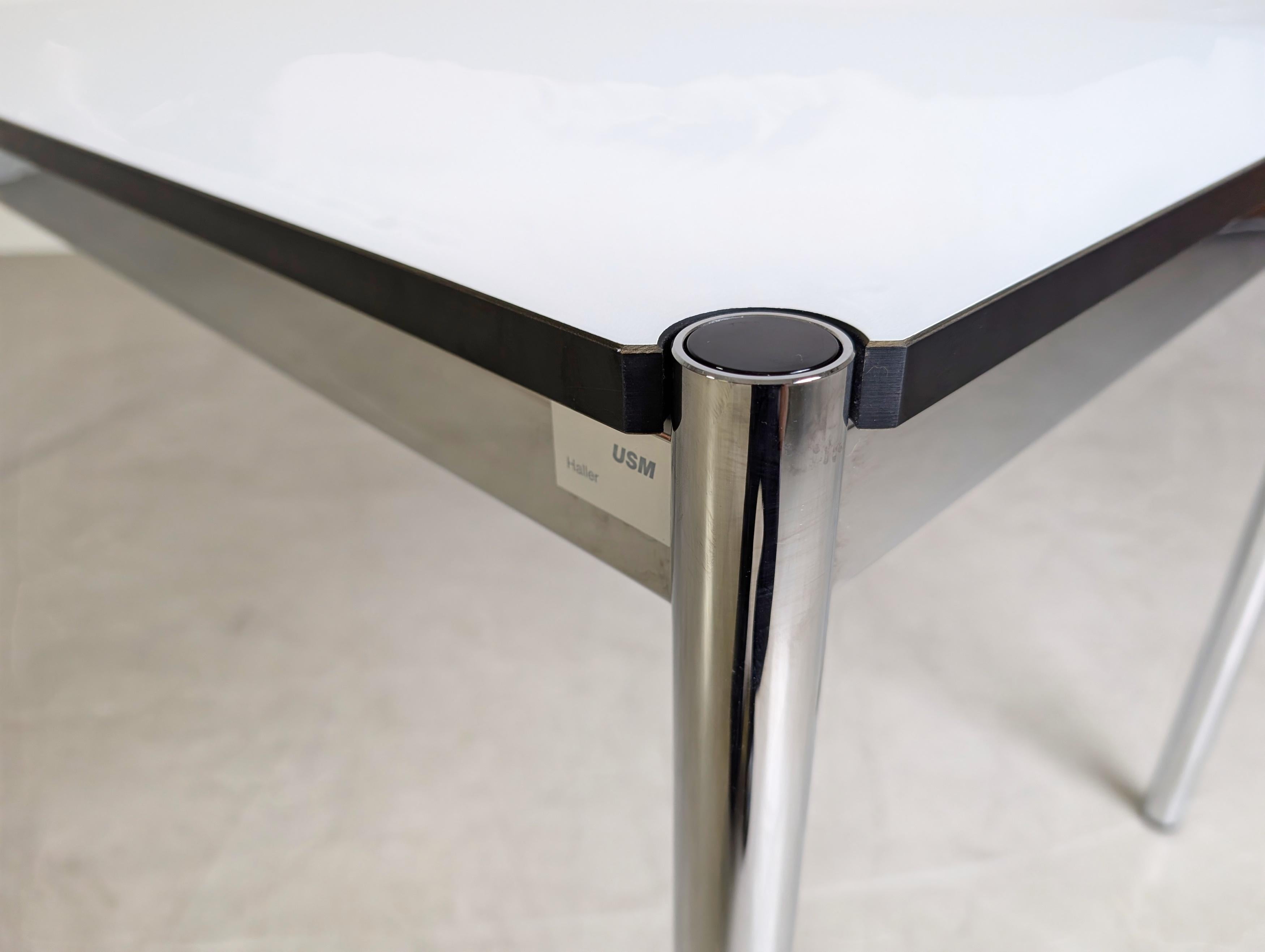 2x USM Haller Tisch Kunstharz weiß Schreibtisch MwSt perlgrau In Good Condition For Sale In Berlin, DE