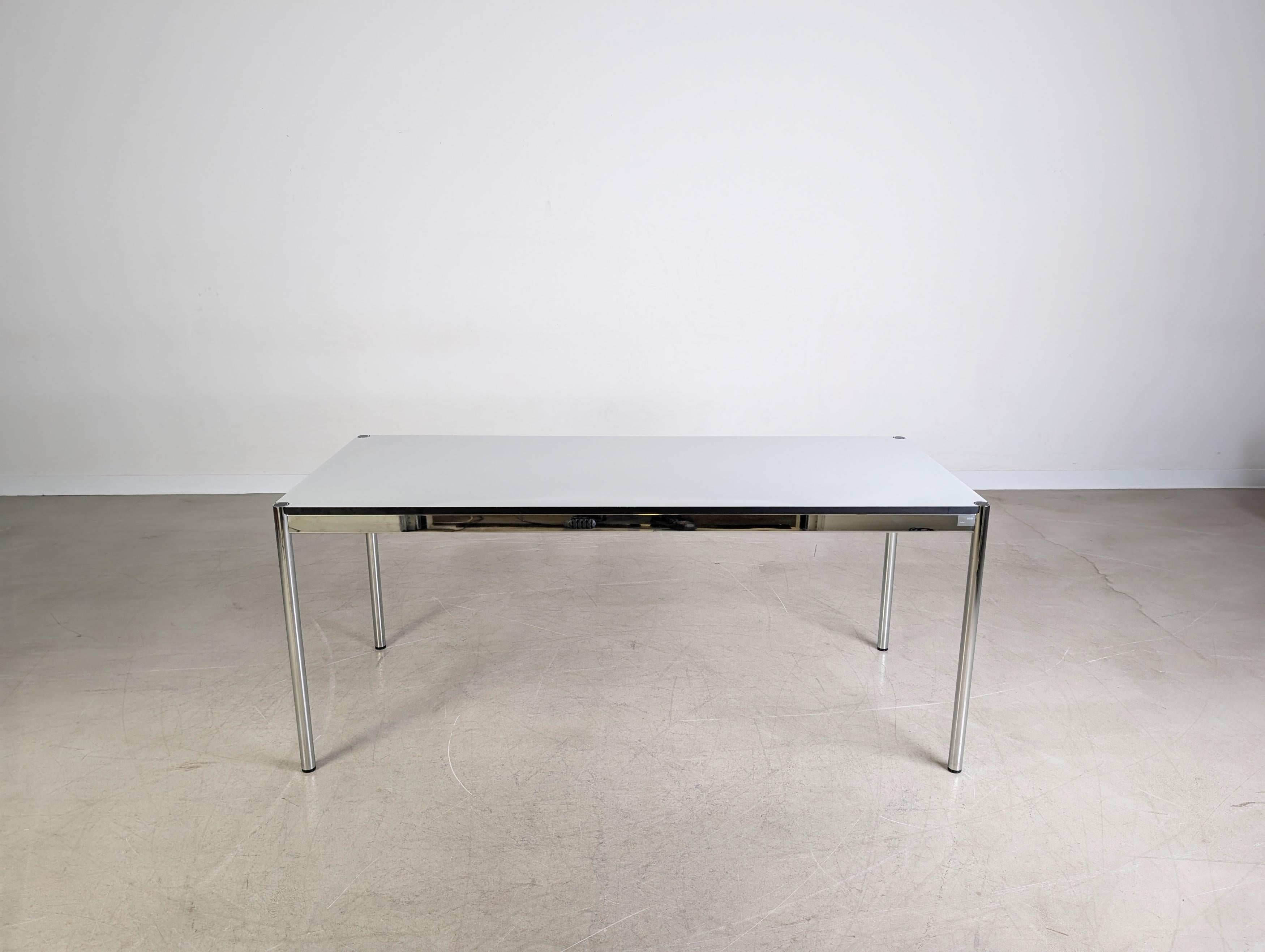 Steel 2x USM Haller Tisch Kunstharz weiß Schreibtisch MwSt perlgrau For Sale