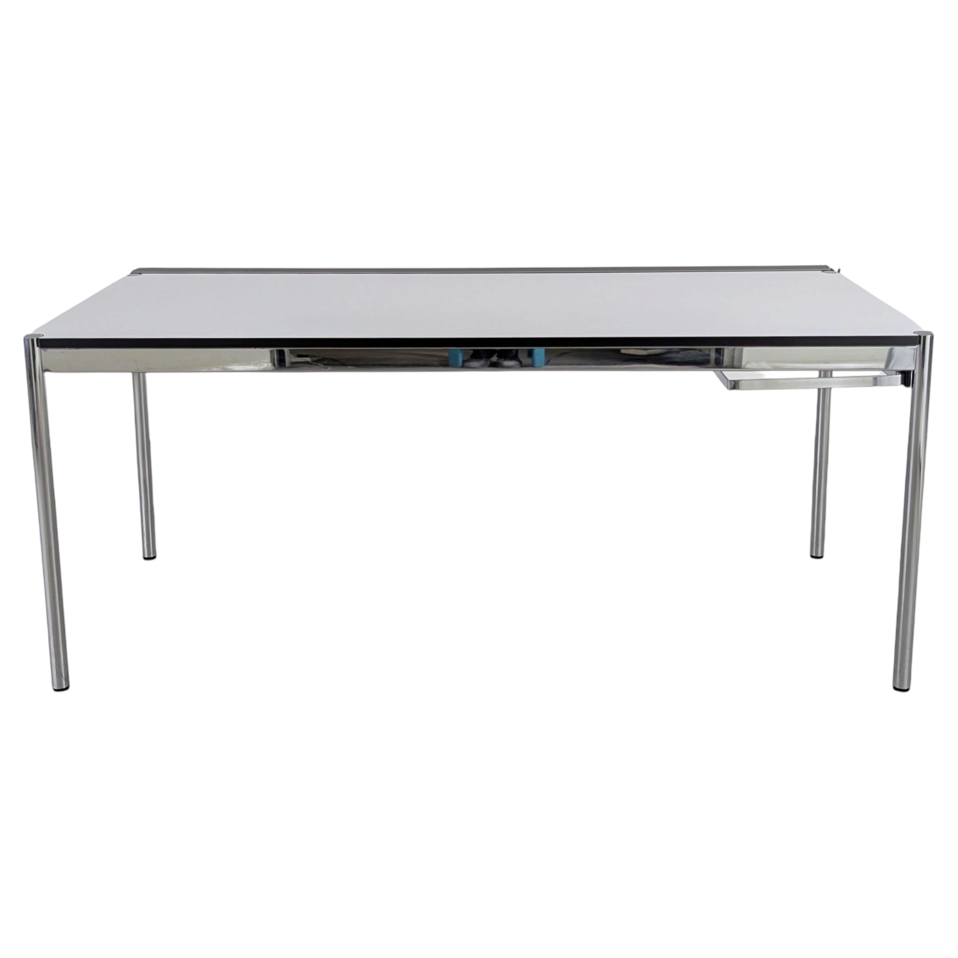 2x USM Haller Tisch Kunstharz weiß Schreibtisch perlgrau Kabel For Sale