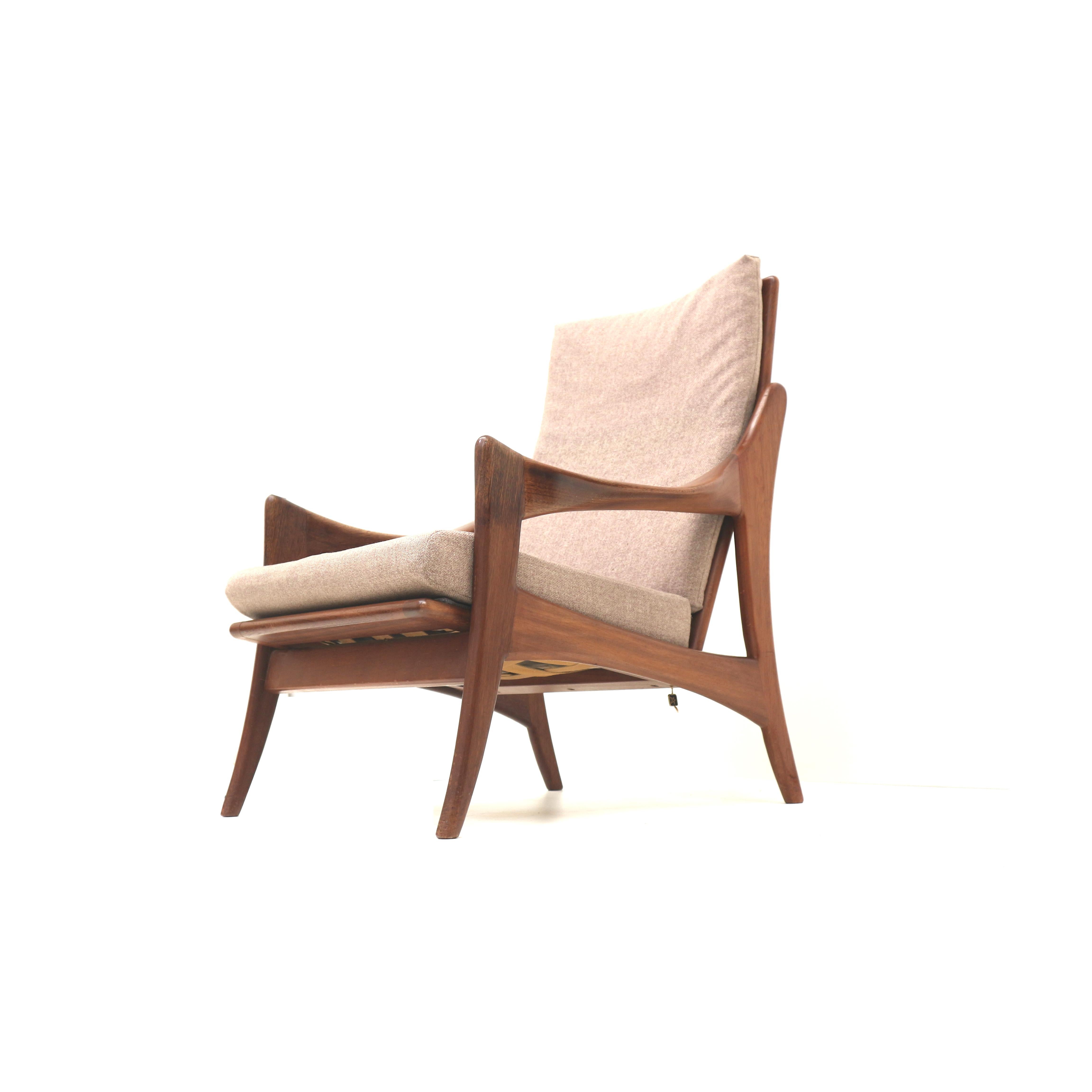 2x Sillón vintage de De Ster Geldermalsen fabricado en los años 60.

Dimensiones:
Altura del respaldo: 95 cm
Anchura: 72 cm
Profundidad: 80 cm

El precio es por pieza.