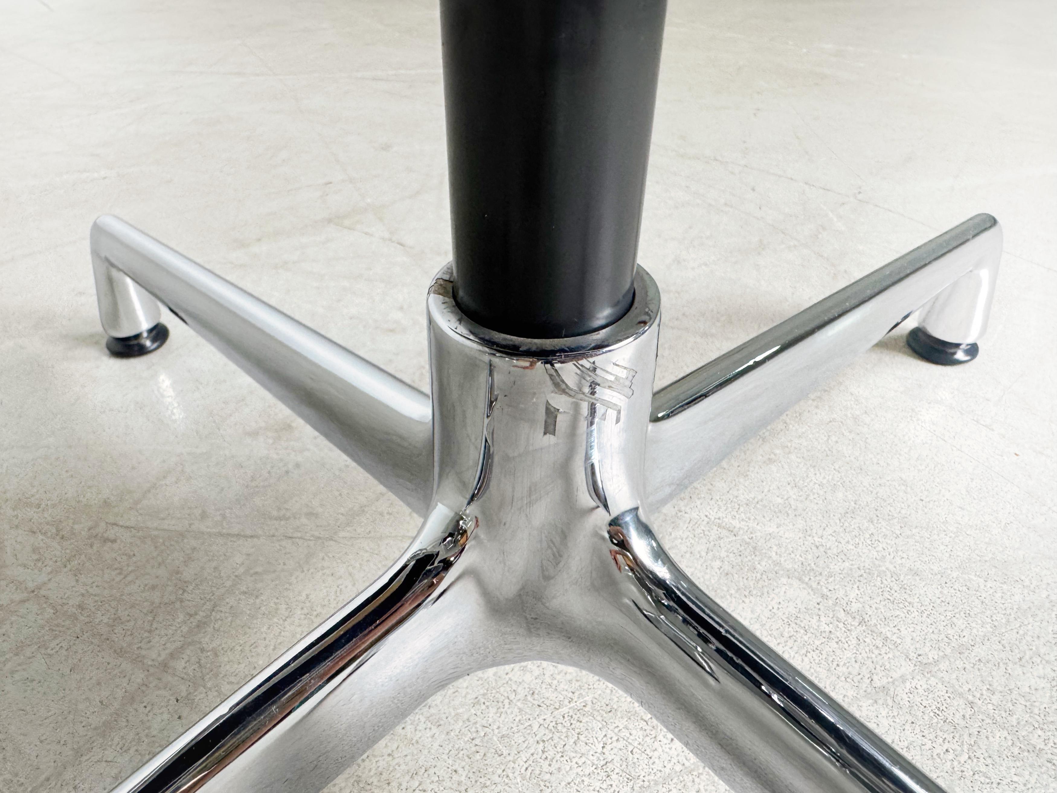 2x Vitra EA 108 Bürostuhl Charles & Ray Eames Leder schwarz en vente 1