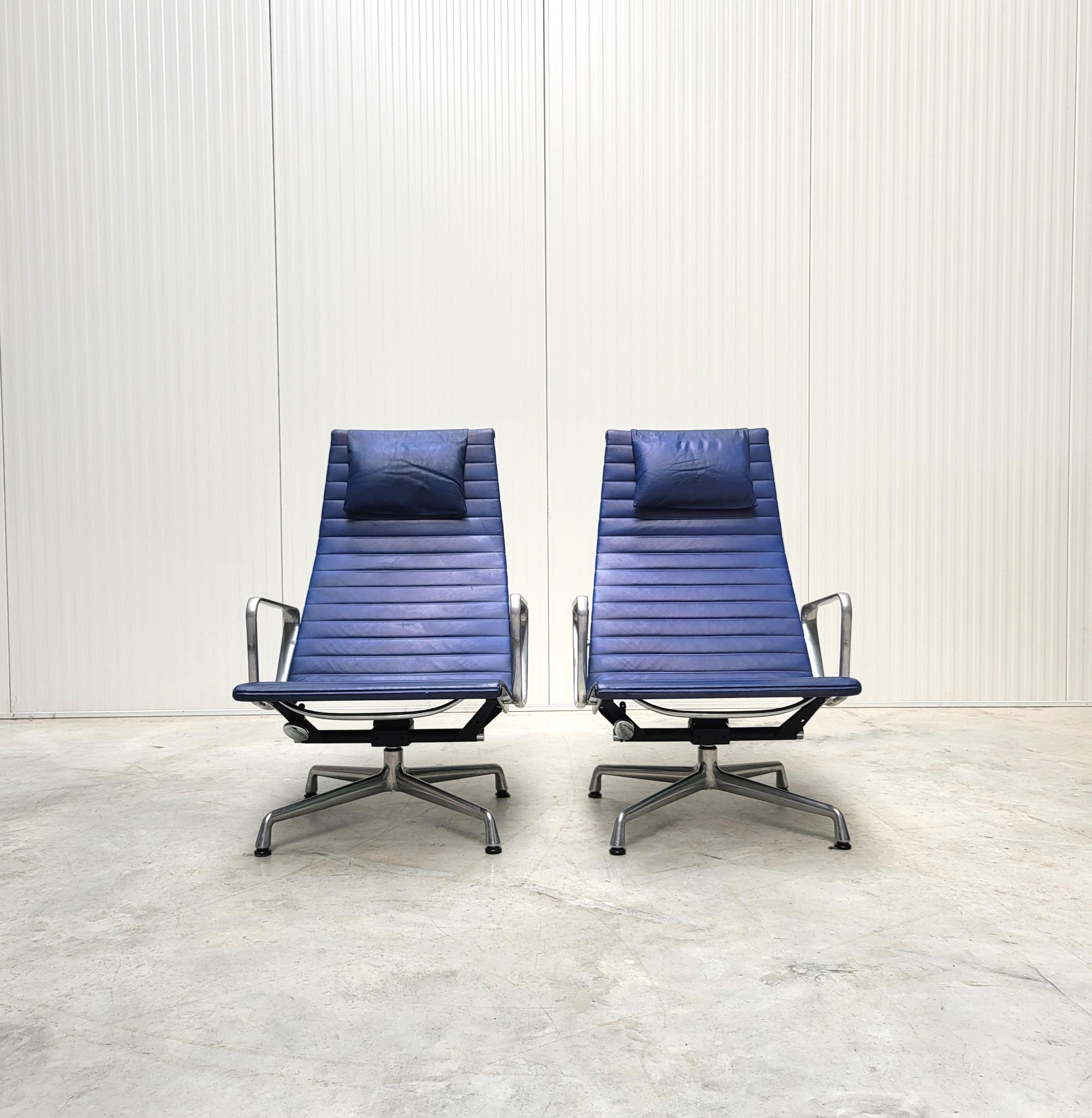 2x Vitra EA124 Lounge Chair by Charles Eames Blue Leather, 1990s In Good Condition For Sale In Aachen, NW