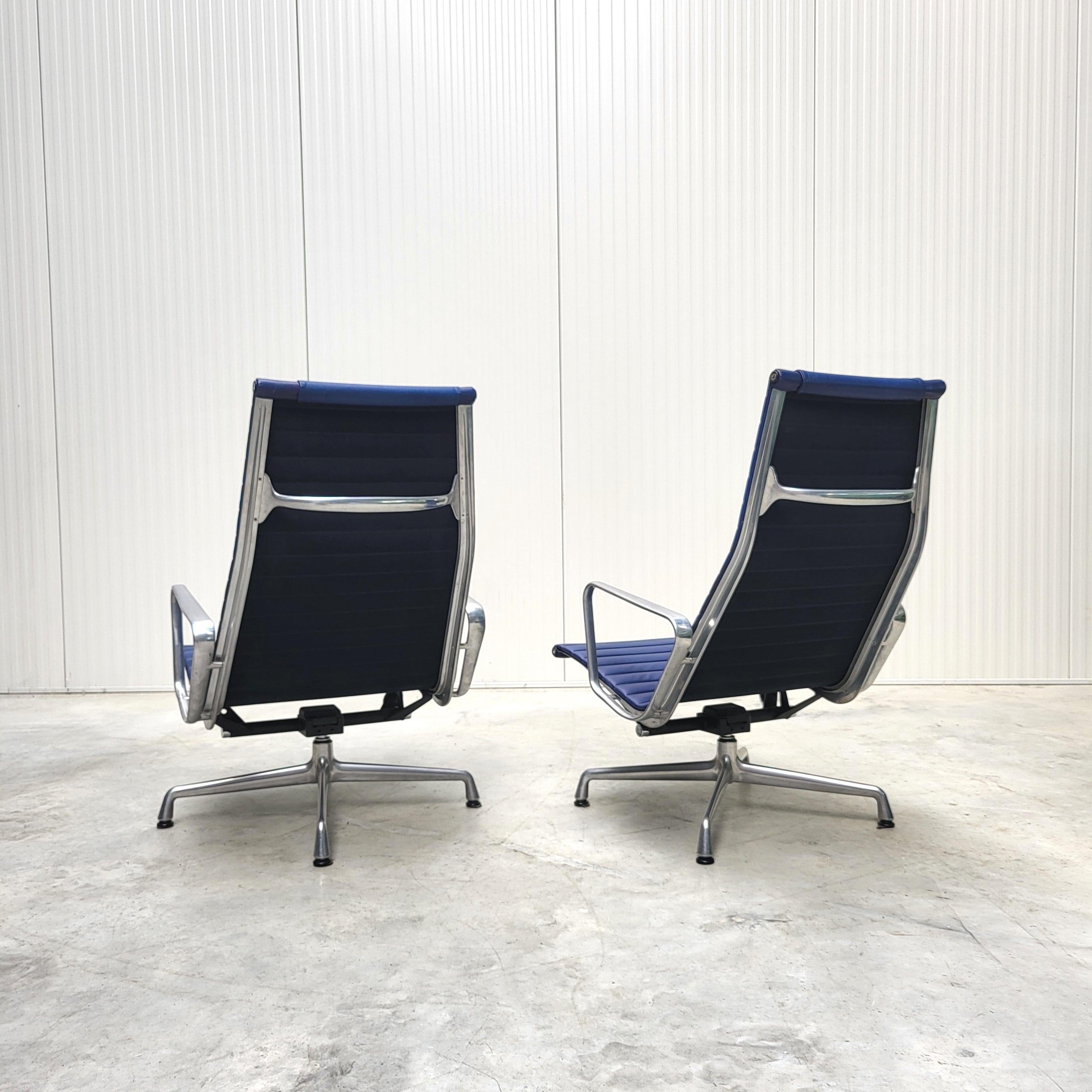 Late 20th Century 2x Vitra EA124 Lounge Chair by Charles Eames Blue Leather, 1990s For Sale