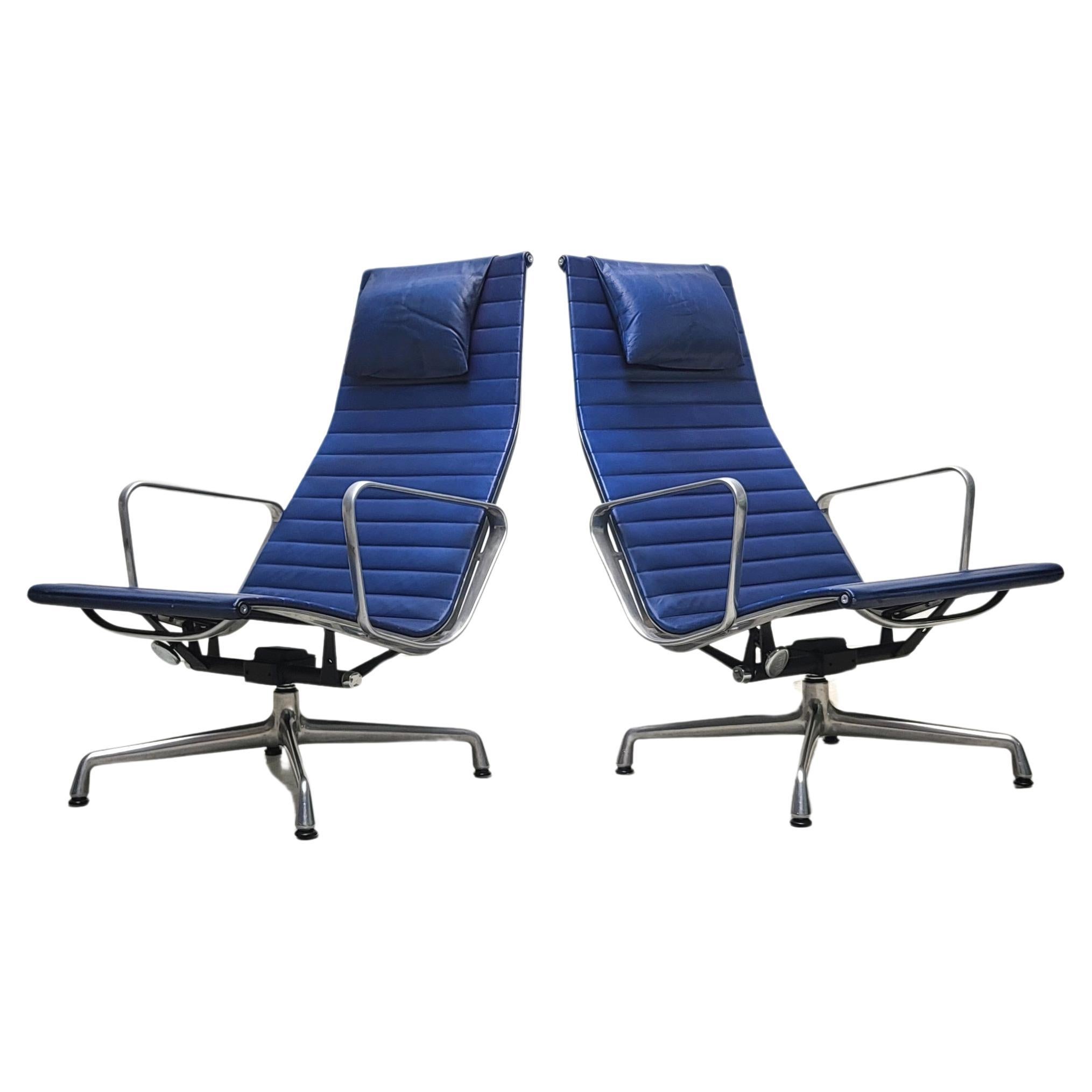 2x Sedia lounge Vitra EA124 di Charles Eames in pelle blu, anni '90