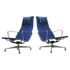 2x Sedia lounge Vitra EA124 di Charles Eames in pelle blu, anni '90