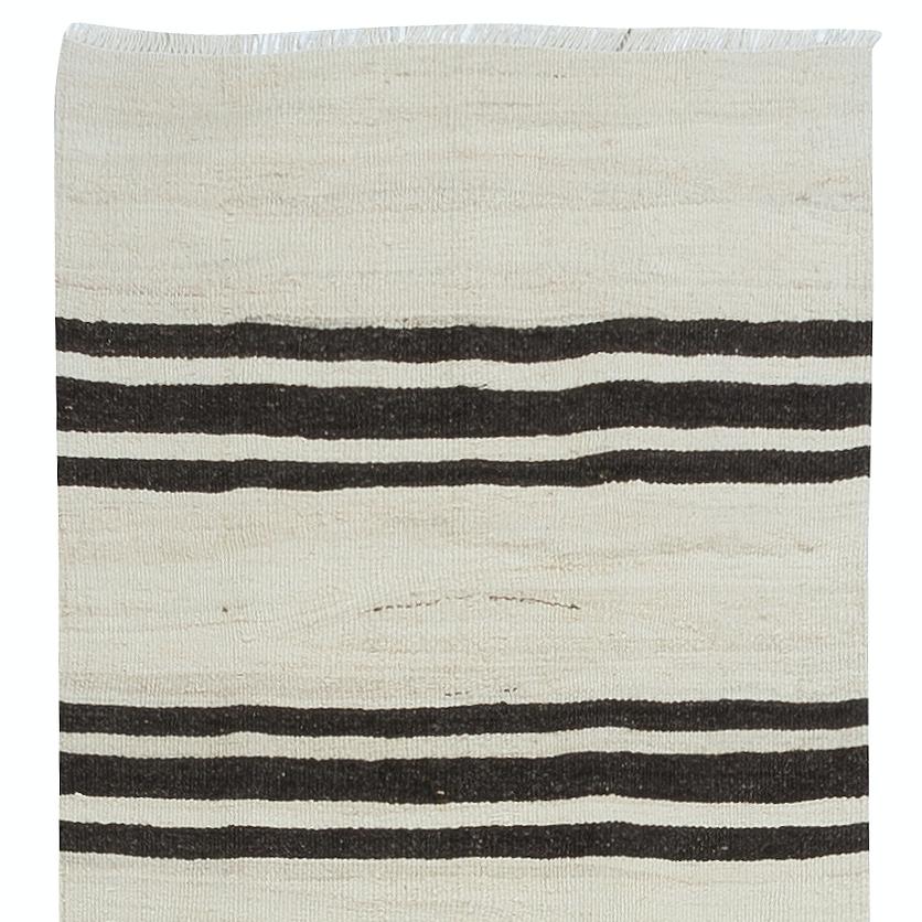 2x10 Ft Vintage Anatolian Narrow Kilim Läufer in Creme mit dunkelbraunen Streifen (Kelim) im Angebot