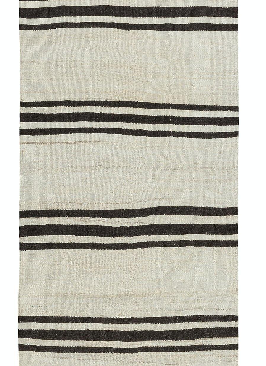 2x10 Ft Vintage Anatolian Narrow Kilim Läufer in Creme mit dunkelbraunen Streifen (Türkisch) im Angebot