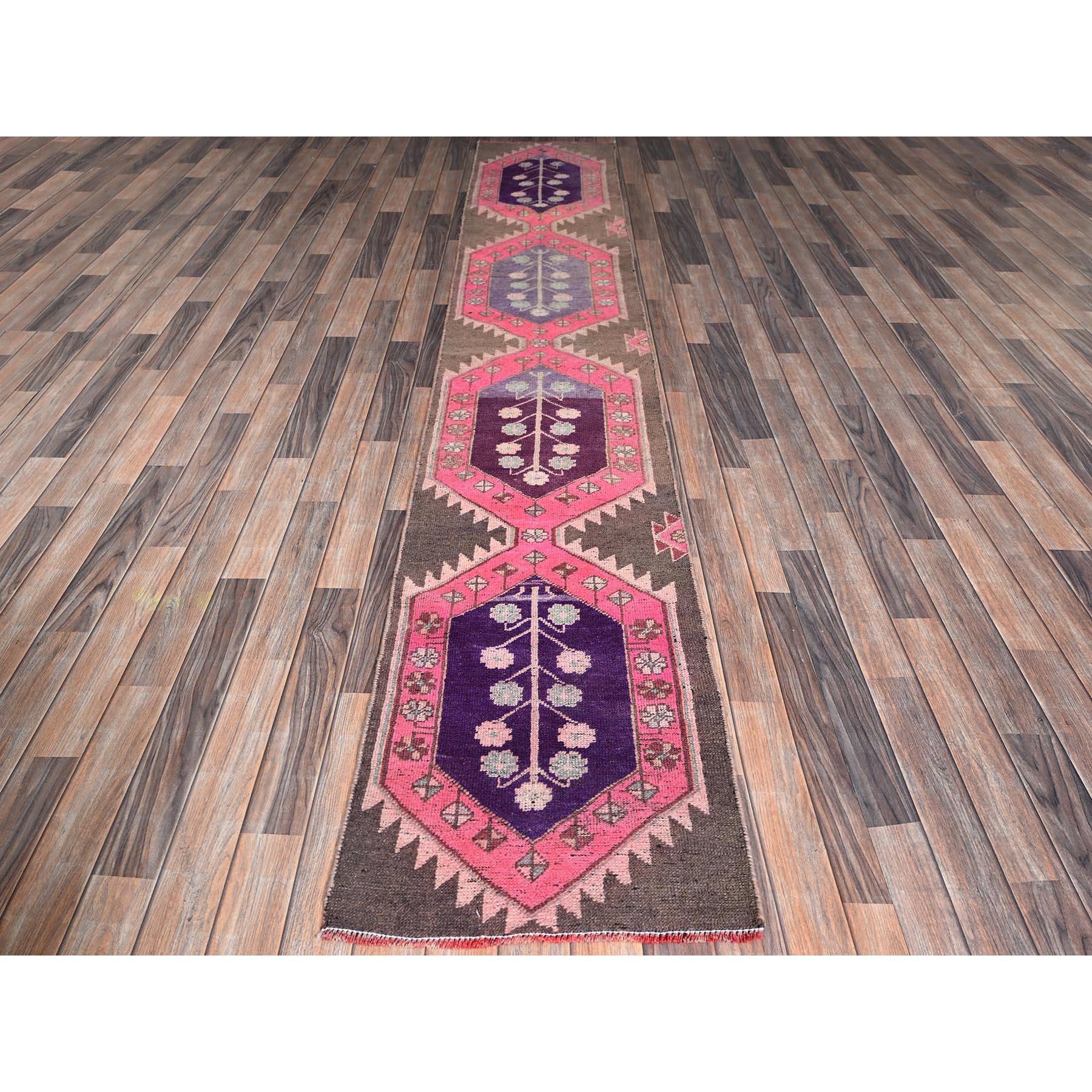 Rose, Vintage Northwest Persian with Geometric Pattern, Cropped Thin, Zero Pile, Even Wear, Sides and End Professionally Secured, Clean, Hand Knotted, Pure Wool, Narrow Runner, Tapis d'Orient
Matières premières : Laine
Latex : Pas de poils 
hauteur