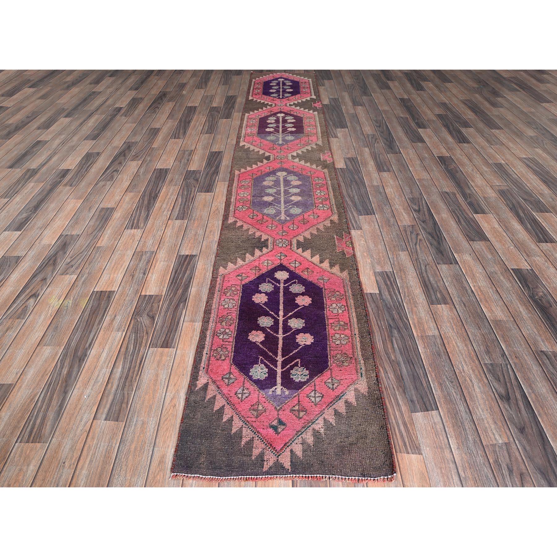 Rosa Rouge, Persa Vintage del Noroeste con Dibujo Geométrico, Rasurada Baja, Pelo Cero, Uso Parejo, Laterales y Extremos Asegurados Profesionalmente, Limpia, Anudada a Mano, Pura Lana, Alfombra Estrecha, Alfombra Oriental
Materiales primarios: