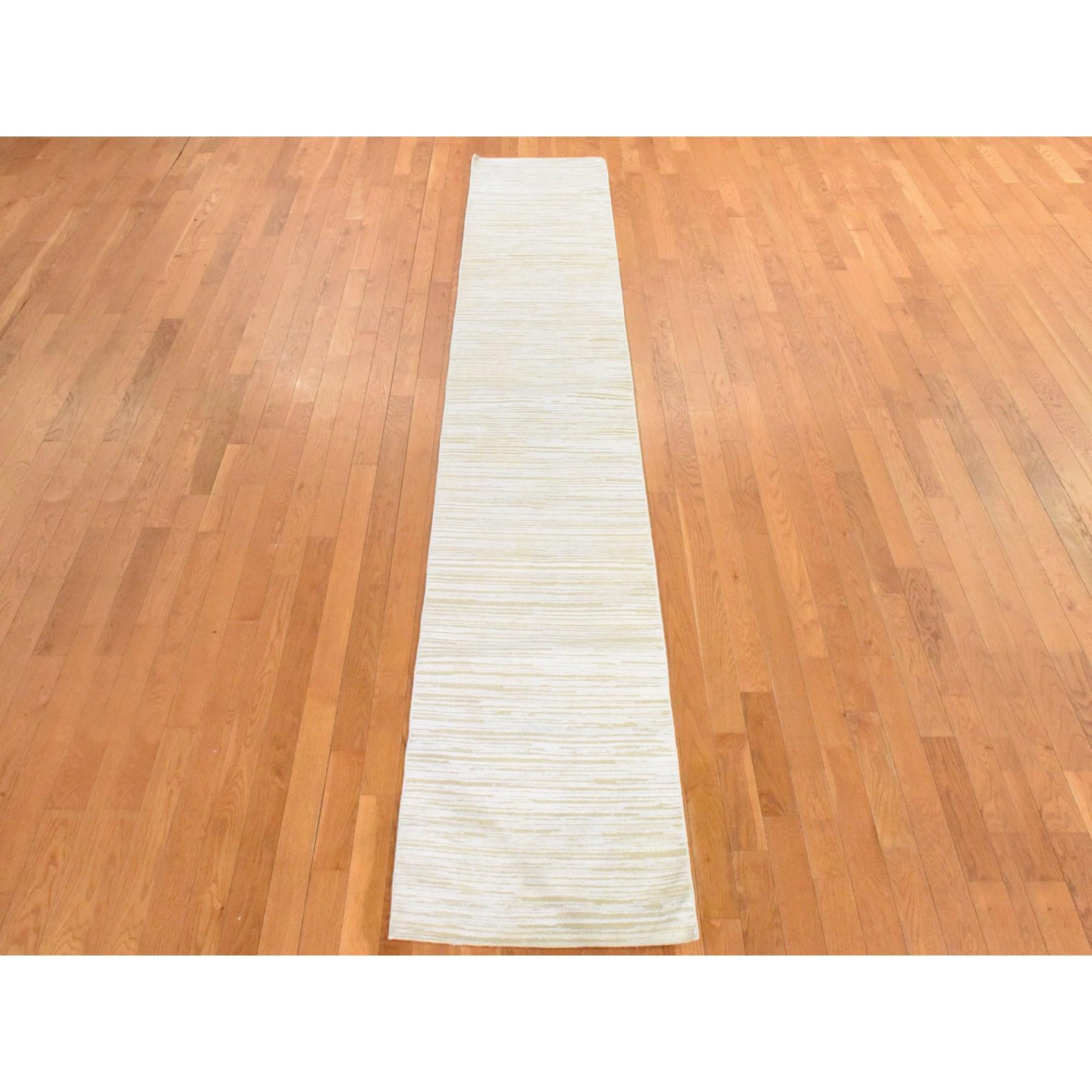 Winter White, 100% lana, ossidato e strutturato, annodato a mano, runner stretto, tappeto orientale
Materiali primari: Lana
Lattice: No Pile 
altezza: 0,25 pollici
Stile: Contemporaneo
Colore primario: Avorio
Colori secondari: Beige
Modello: