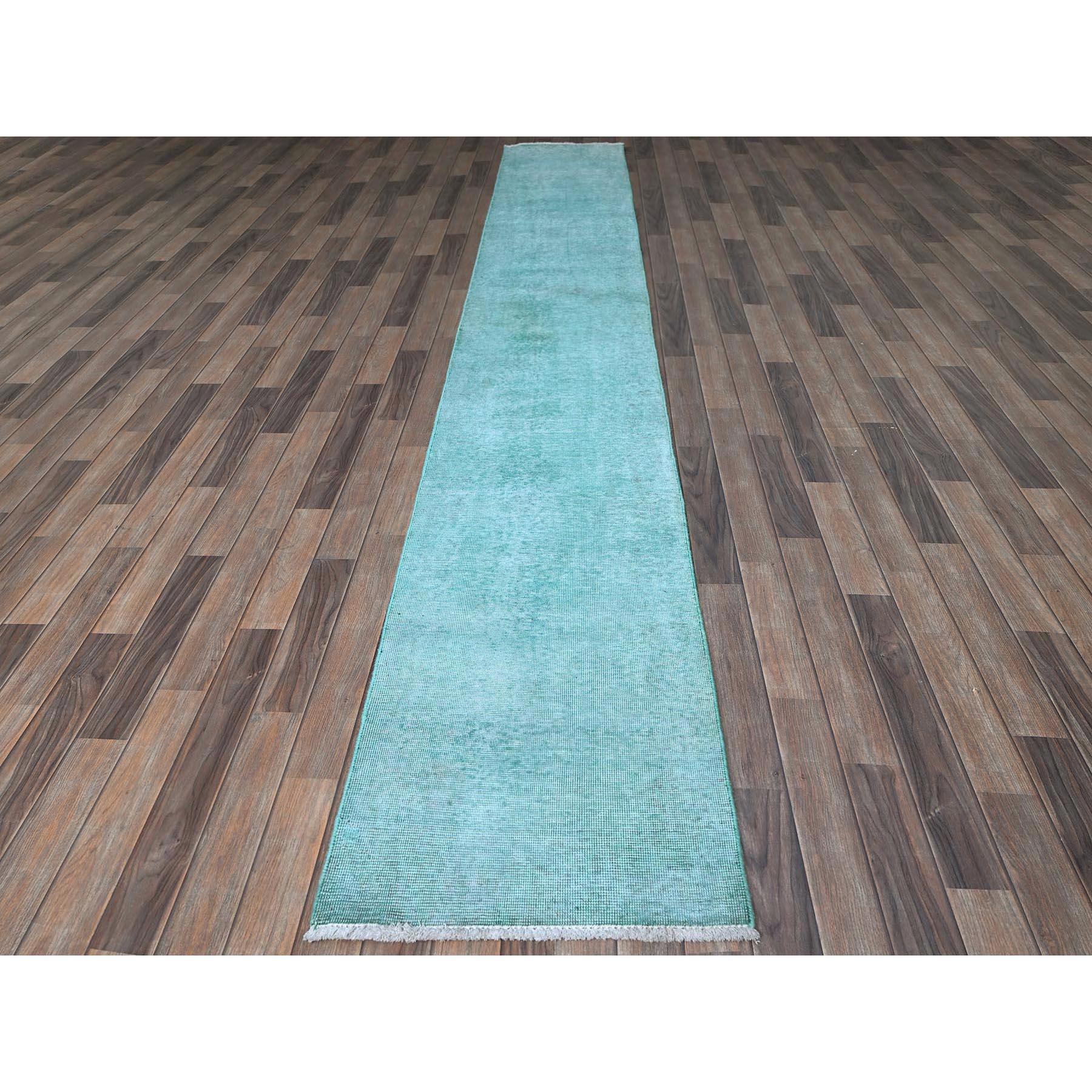 Aqua Blue, Overdyed Vintage Persian Tabriz, abgenutzt und beschädigt, Seiten und Enden professionell gesichert, niedrig geschoren, handgeknüpft, Fragment, 100% Wolle, schmaler Läufer, Orientteppich
Primäre MATERIALIEN: Wolle
Latex: NeinFlor: 
Höhe: