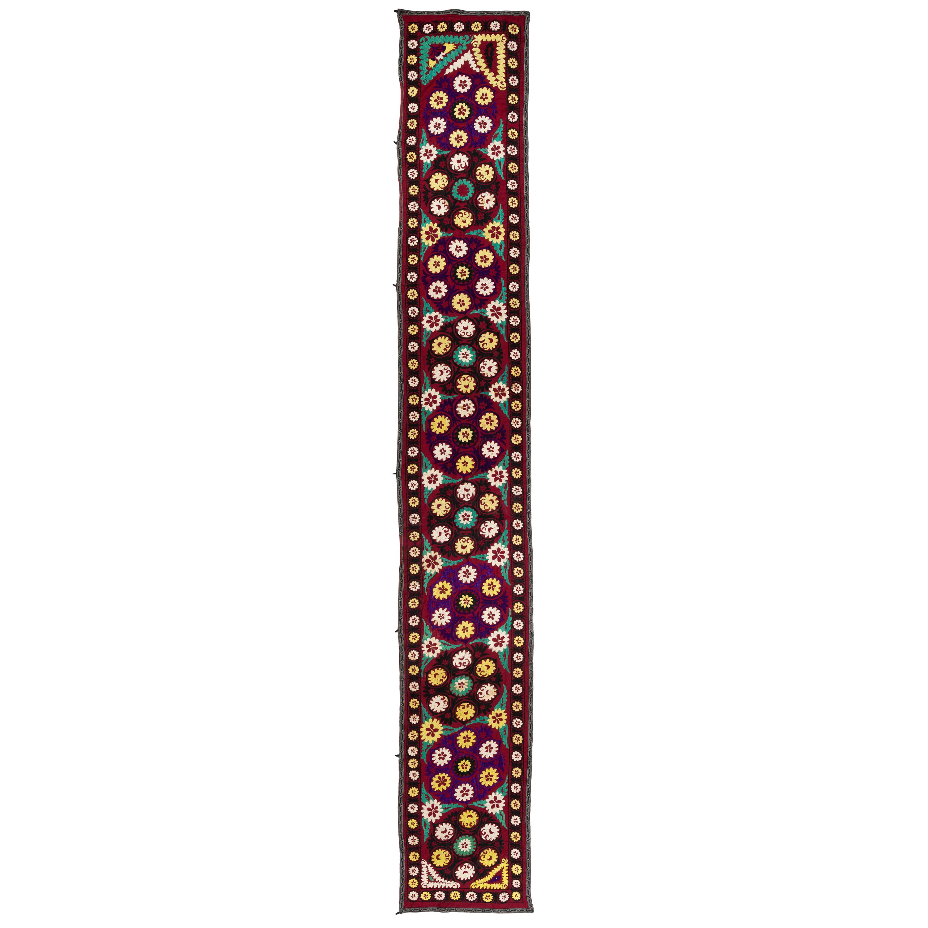 Tapis de table en broderie de soie, 2 x 14 pieds, suspension murale Suzani à motif floral vintage en vente