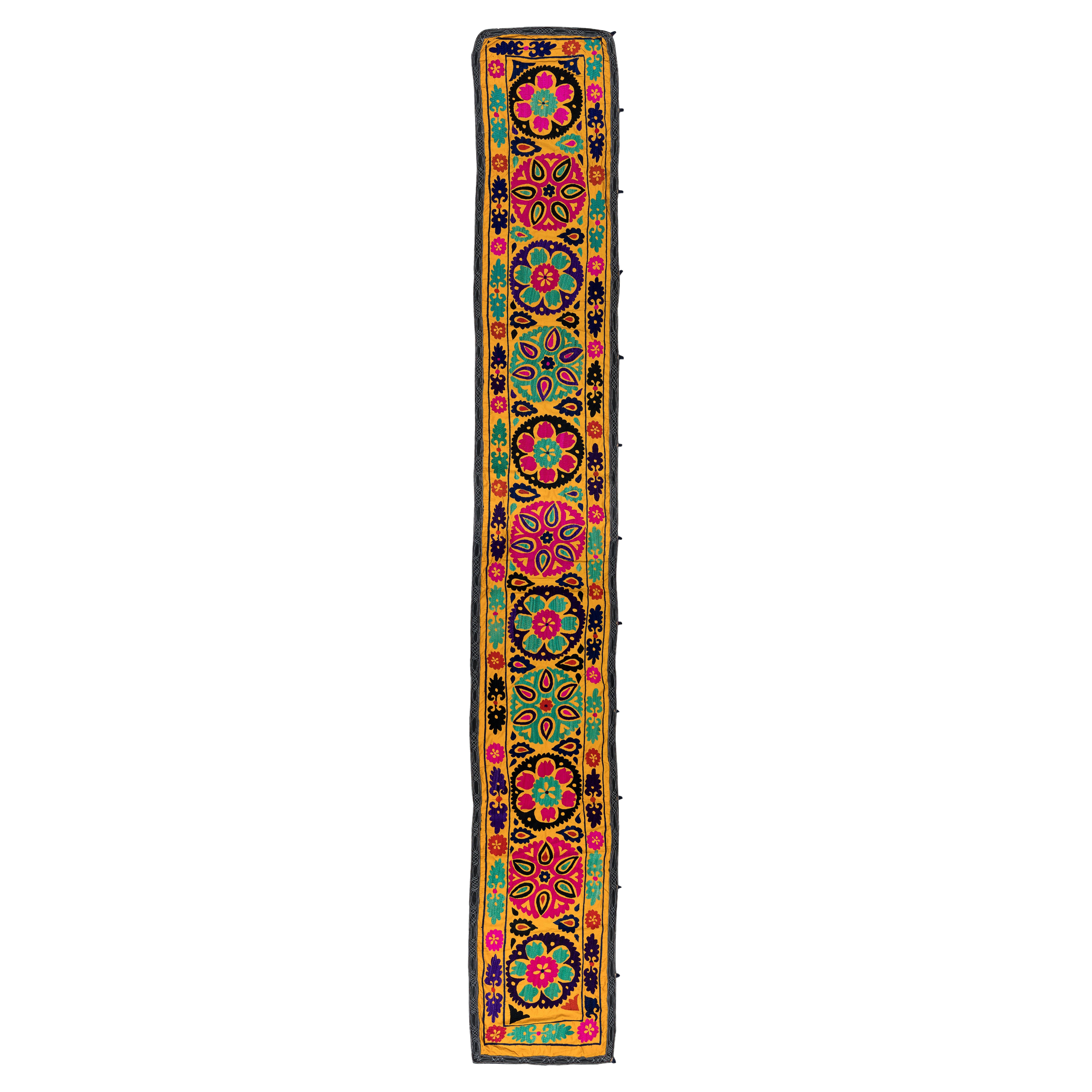 2x14,6 Ft Vintage Seide Handstickerei Wandbehang. Gelber Suzani-Tischläufer im Angebot