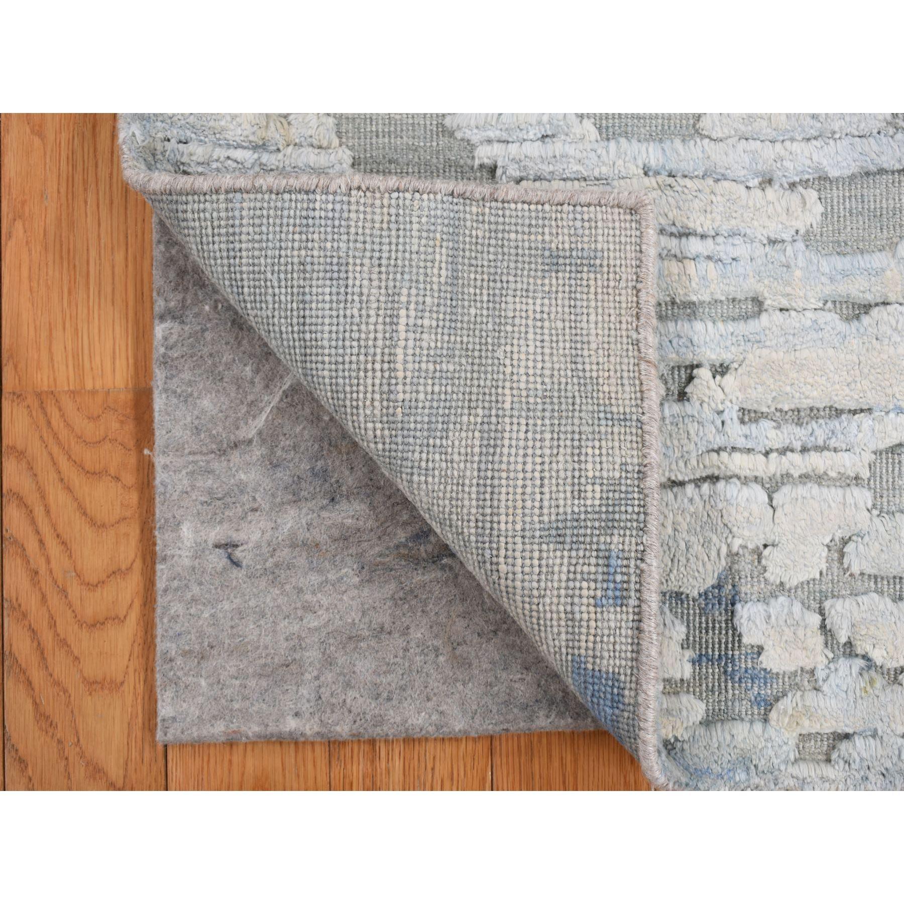 Chetwode Green, Collection Pastel, Luxurious Plush, Pure Silk with Textured Wool, Hand Knotted, Sample Square Oriental Rug
Matériaux primaires : Laine et soie
Latex : Pas de poils 
hauteur : 0,25 pouces
Style : Transitionnel
Couleur primaire :