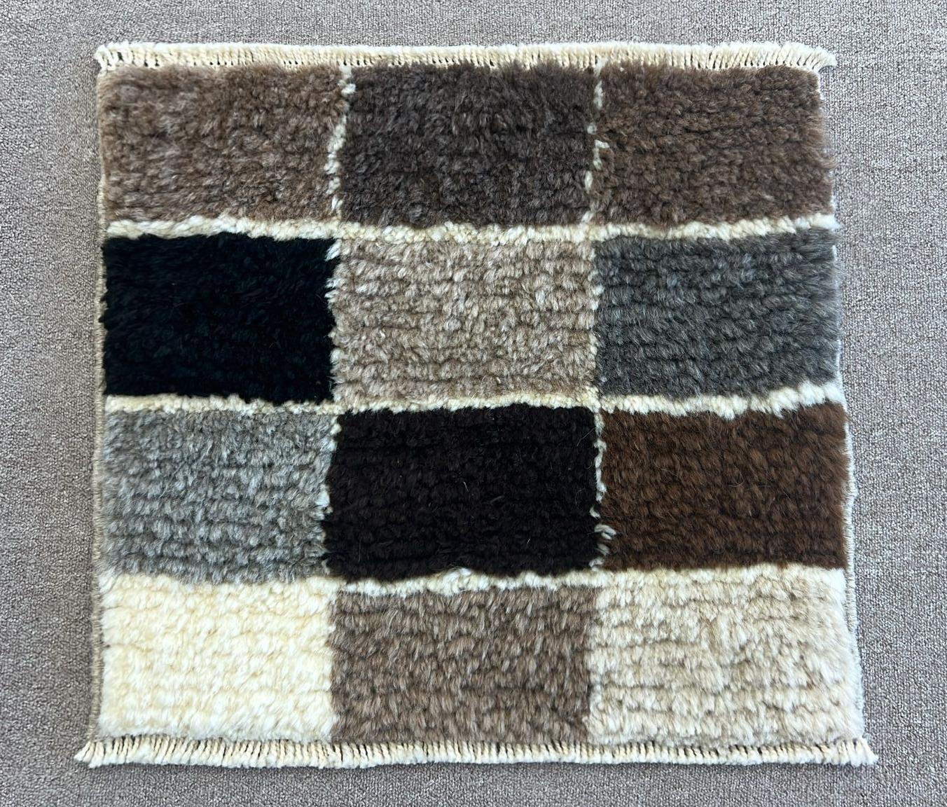 2x2 Ft natürlicher unbefärbter Wollteppich „Tulu“ Marokkanischer Teppich Muster & Wollgarne. Poms (21. Jahrhundert und zeitgenössisch) im Angebot
