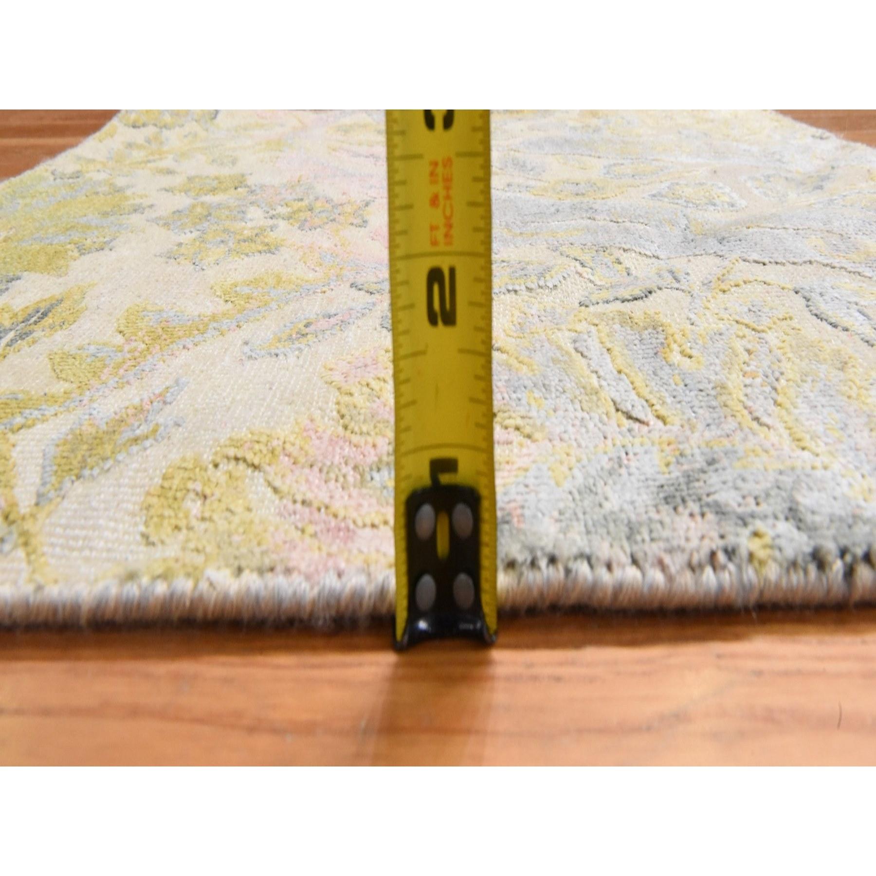 Noué à la main Tapis noué à la main 2'x2' Jaune Laine naturelle et soie Bidjar Design Garus en vente