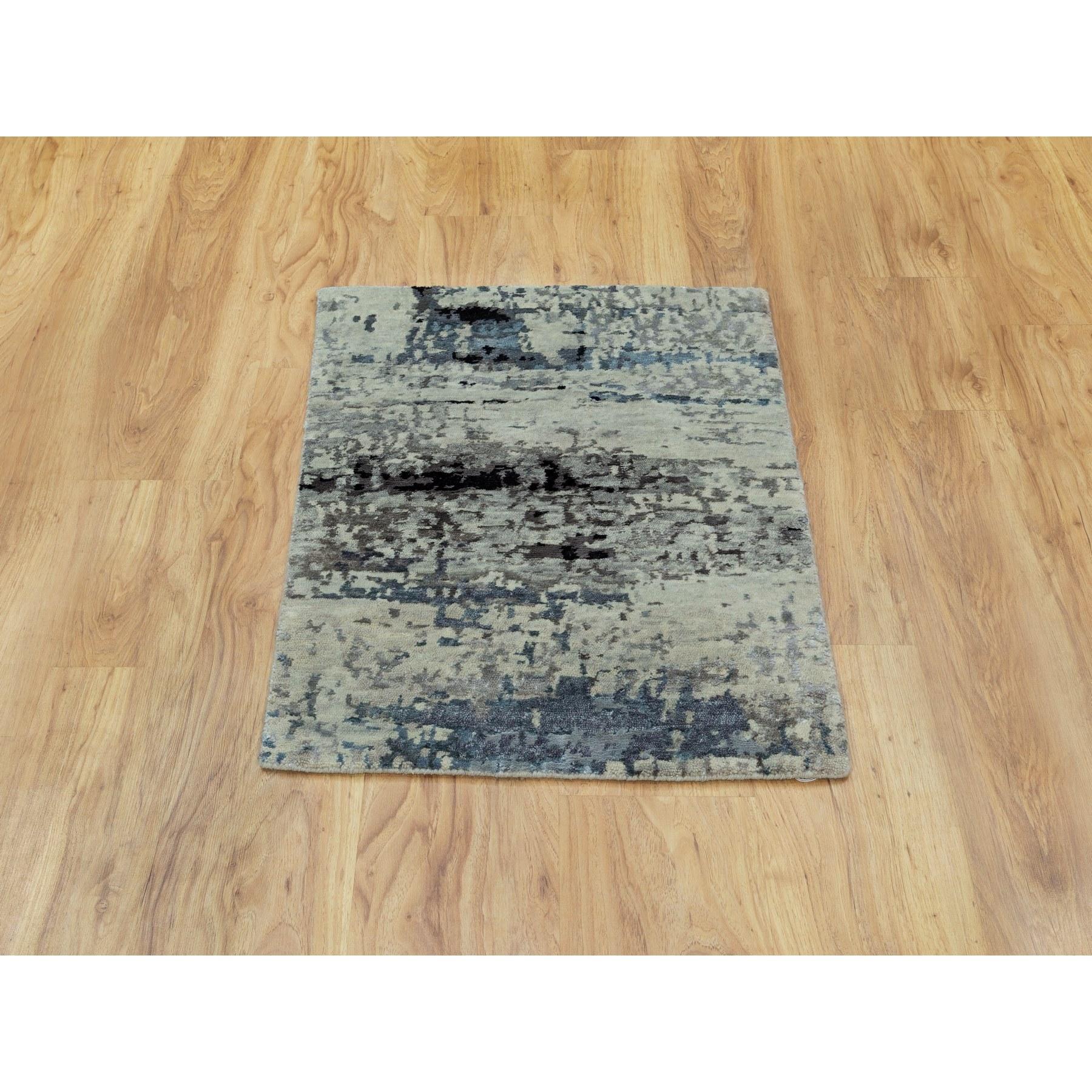 Questo è un autentico esemplare unico di Abstract Design Hi-Low Pile Silver-Blue annodato a mano in lana e seta. È stato annodato per mesi e mesi con tecniche di tessitura secolari da esperti artigiani.
Materiali primari: Lana e seta
Lattice: No