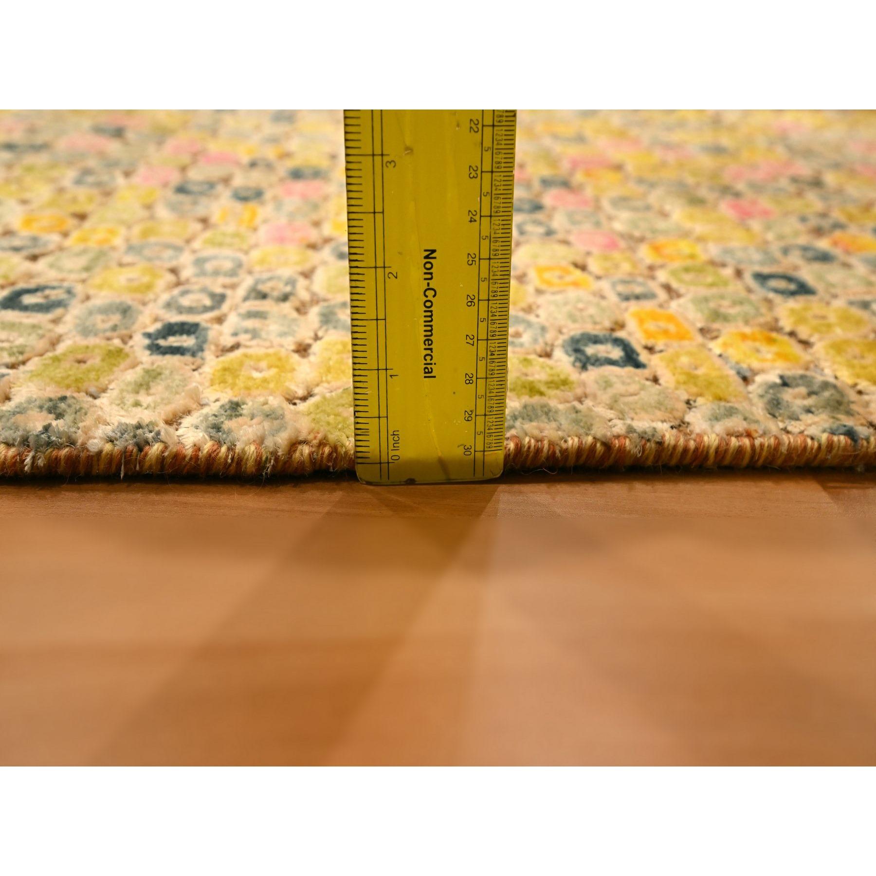Moderno 2'x3' Ambra Oro THE BUTTONS Sari Seta Annodato a Mano Tappeto Campione Orientale in vendita