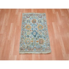 2'x3' Azul Bebé Sultanabad Reimaginada Alfombra de Muestras de Lana Pura Anudada a Mano