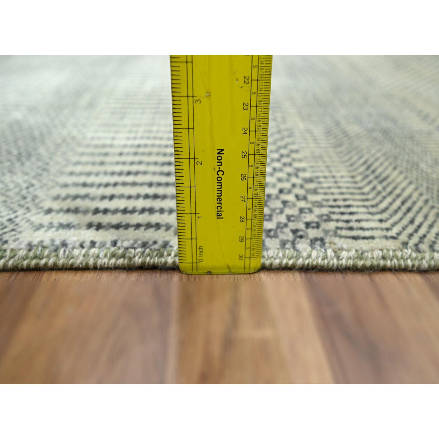 2'x3' Beige-Grau Handgeknüpftes Modernes Gras Design Wolle mit Seide Kleiner Teppich (Indisch) im Angebot