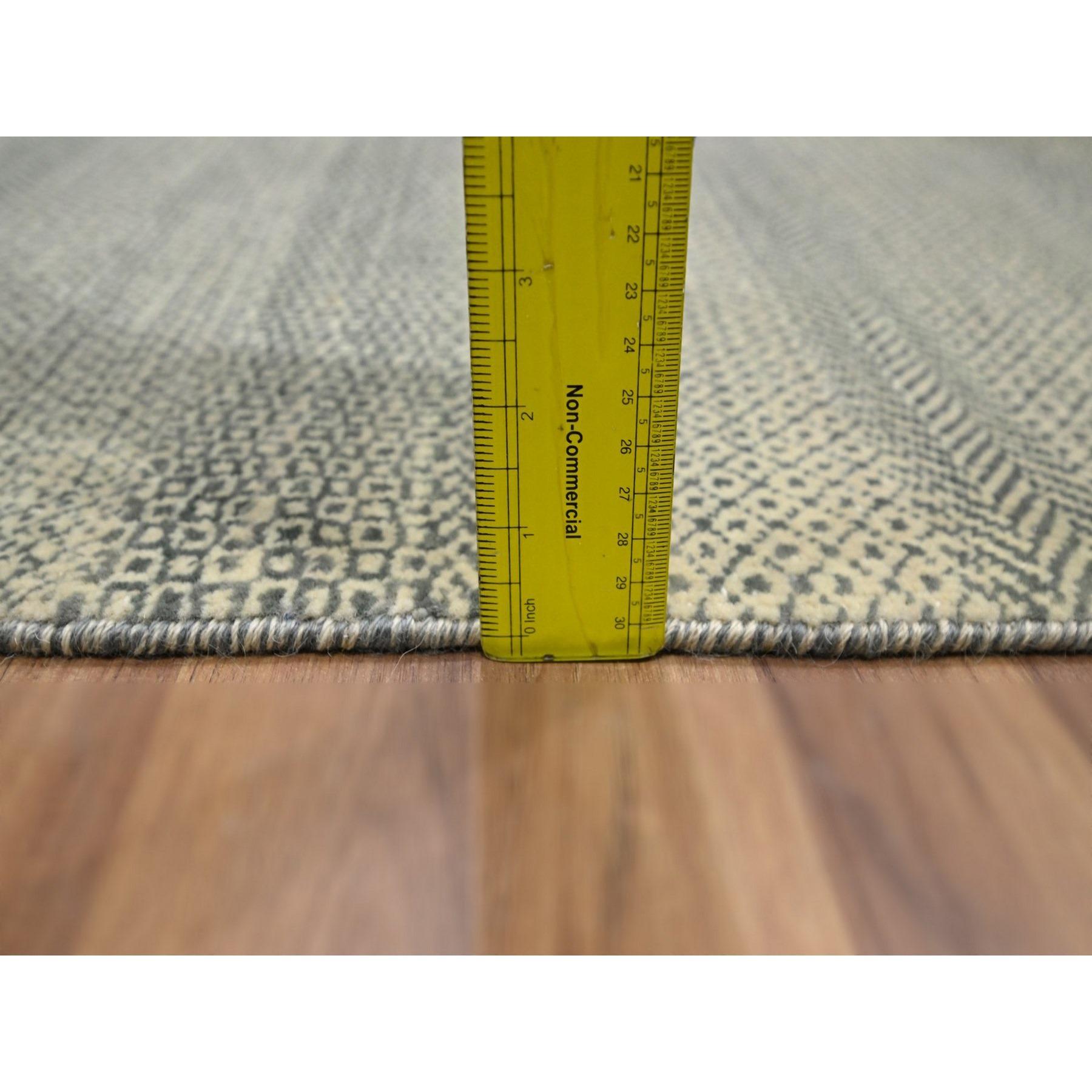 Moderne 2'x3' Tapis beige en laine naturelle non teintée, noué à la main et au design moderne d'herbe en vente