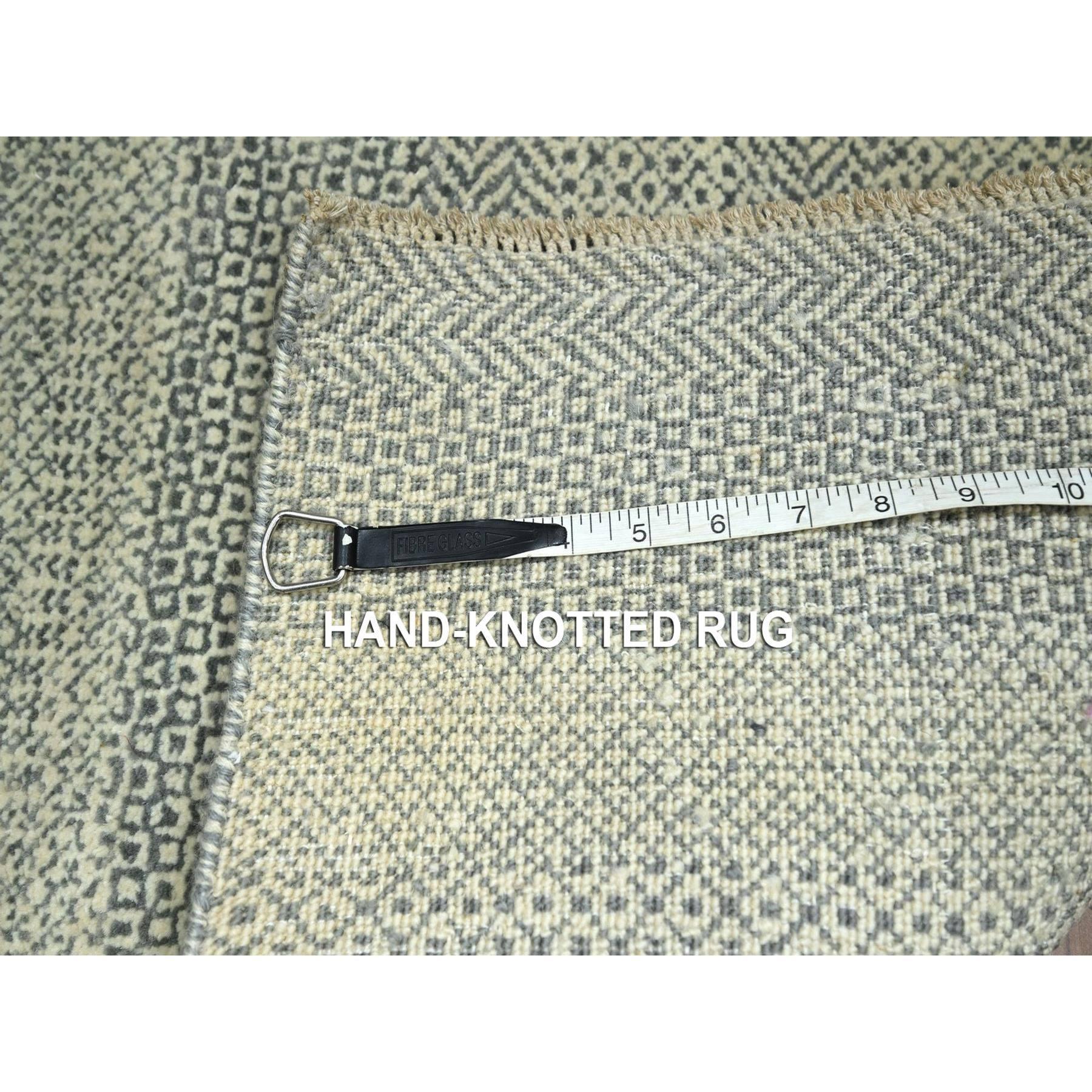 Indien 2'x3' Tapis beige en laine naturelle non teintée, noué à la main et au design moderne d'herbe en vente