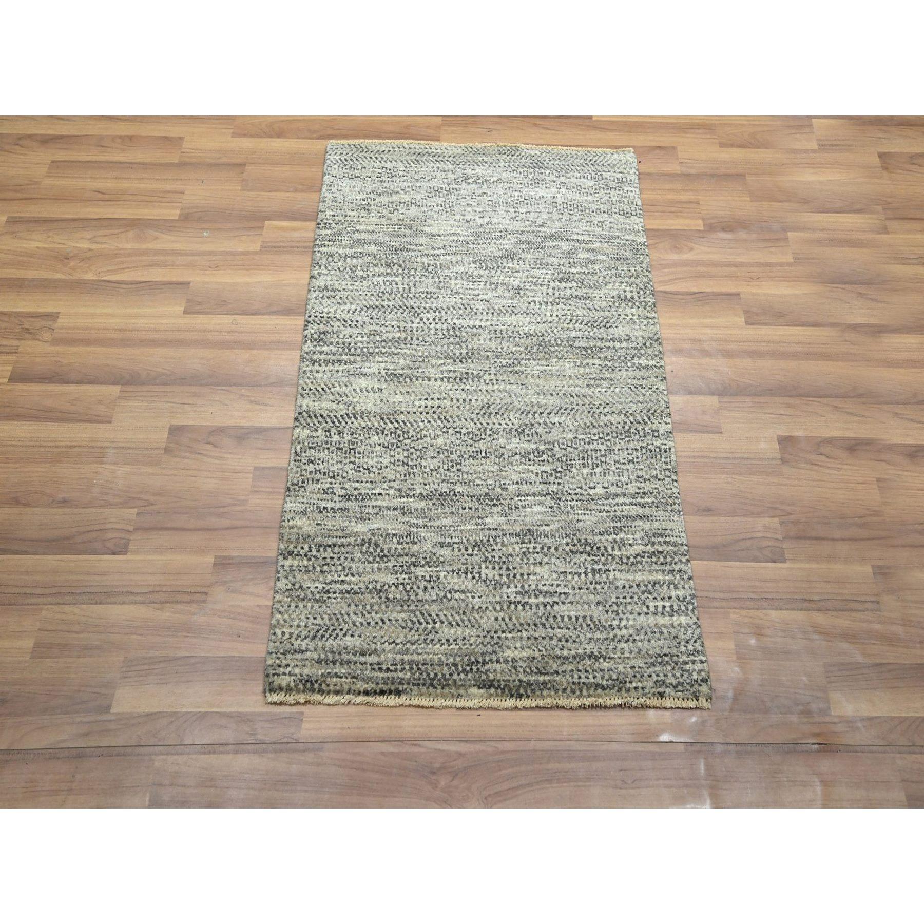 Beige, Modernes Grasdesign, Handgeknüpft, Ton in Ton, Ungefärbte Naturwolle, Matt, Muster, Orientteppich
Primäre MATERIALIEN: Wolle
Latex: Kein Flor 
Höhe: 0,25 Zoll
Stil: AM Contemporary
Grundfarbe: Beige
Sekundärfarben: Braun
Muster: Orientalisch
