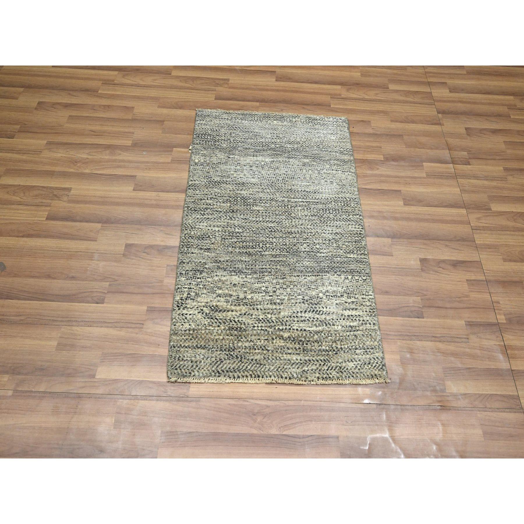 Beige, Modernes Grasdesign, Handgeknüpft, Ungefärbte Naturwolle, Ton in Ton, Matt, Muster, Orientteppich
Primäre MATERIALIEN: Wolle
Latex: Kein Flor 
Höhe: 0,25 Zoll
Stil: AM Contemporary
Grundfarbe: Beige
Sekundärfarben: Braun
Muster: Orientalisch