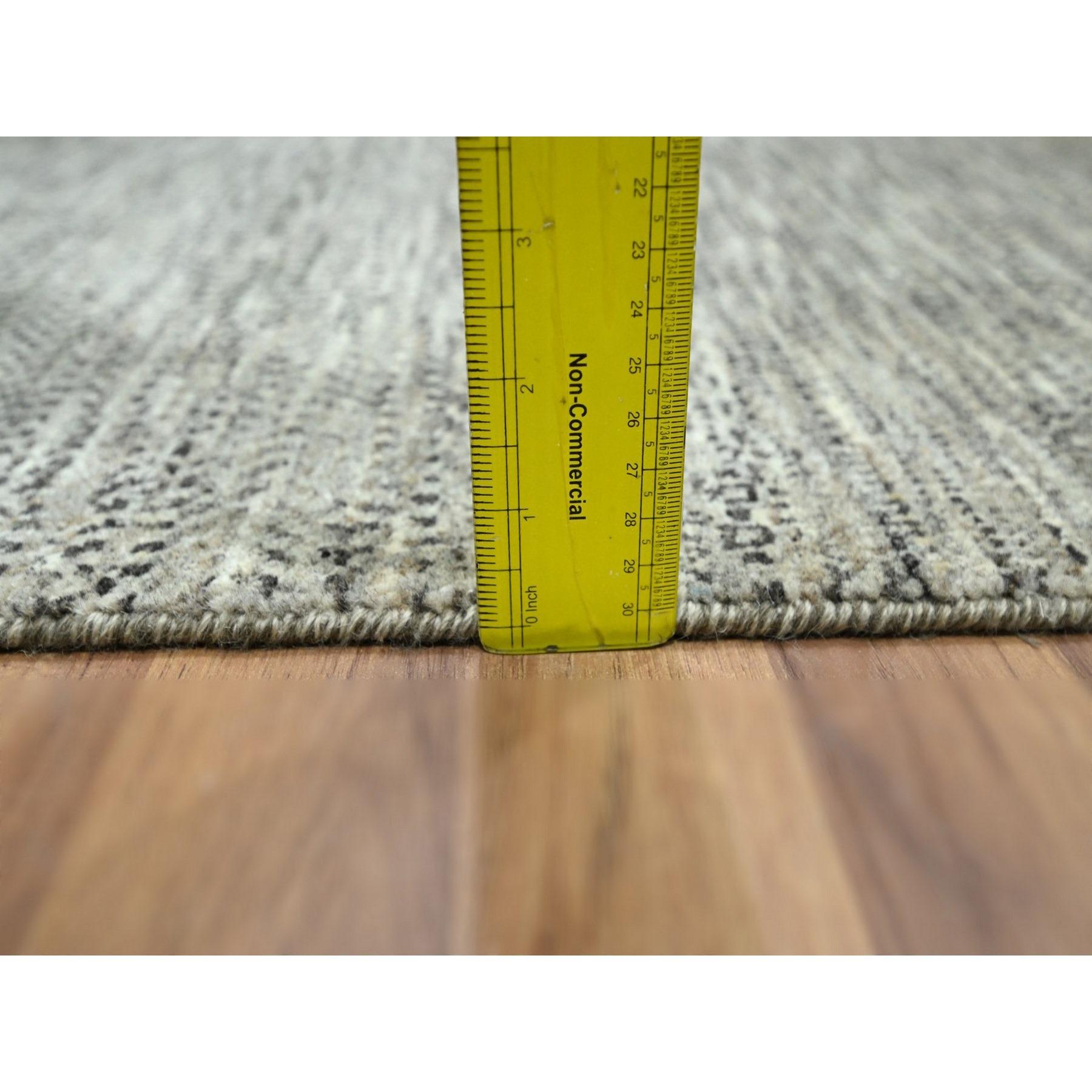Moderne 2'x3' Beige Modern Grass Design Tone on Tone Natural Wool Rug (tapis de laine naturelle nouée à la main) en vente