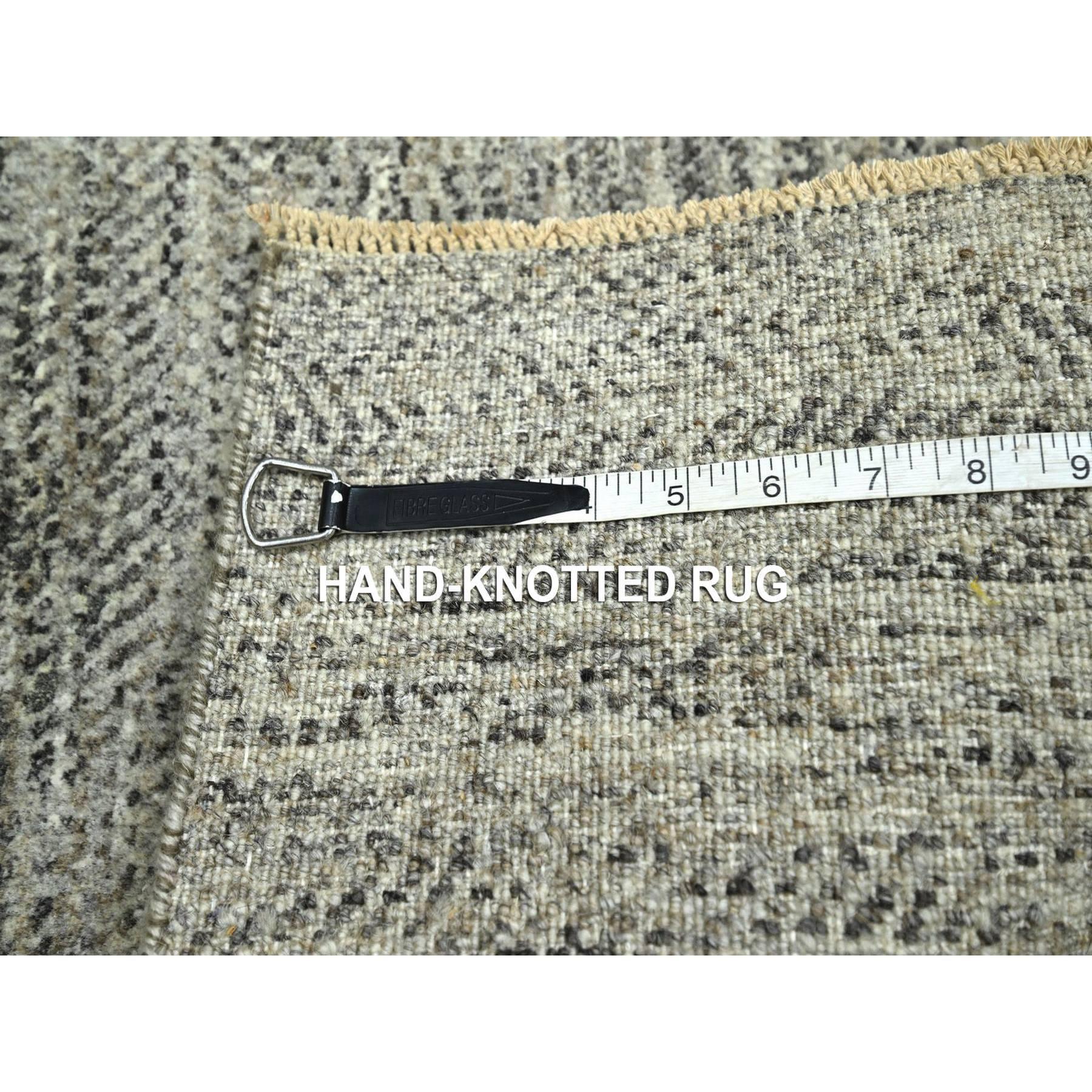 Indien 2'x3' Beige Modern Grass Design Tone on Tone Natural Wool Rug (tapis de laine naturelle nouée à la main) en vente