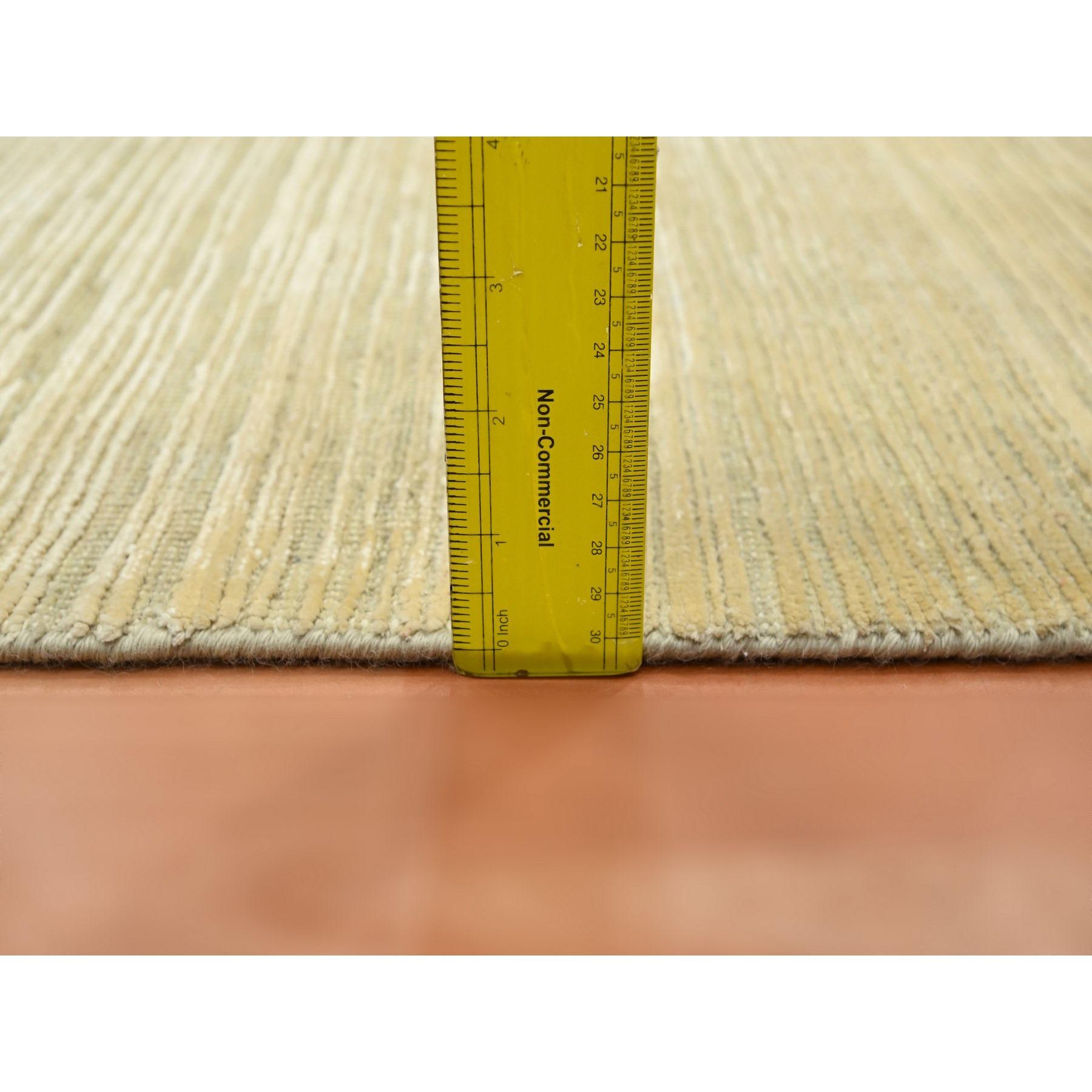 2'x3' Beige Plain Line Design Seide mit oxidierter Wolle Hand geknüpft Matte Teppich (Moderne) im Angebot