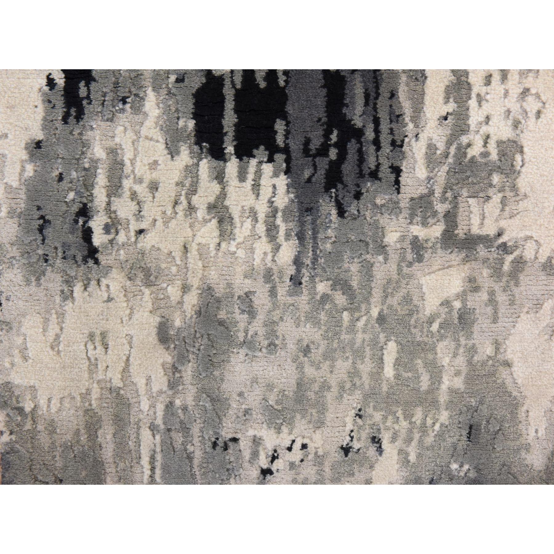 Schwarz mit einem Hauch von Elfenbein, Handgeknüpft, Abstraktes Design, Wolle und Seide, Orientalisch, Matte, Muster, Teppich
Primäre MATERIALIEN: Wolle & Seide
Latex: Kein Flor 
Höhe: 0,25 Zoll
Stil: AM Contemporary
Grundfarbe: Schwarz
Sekundäre