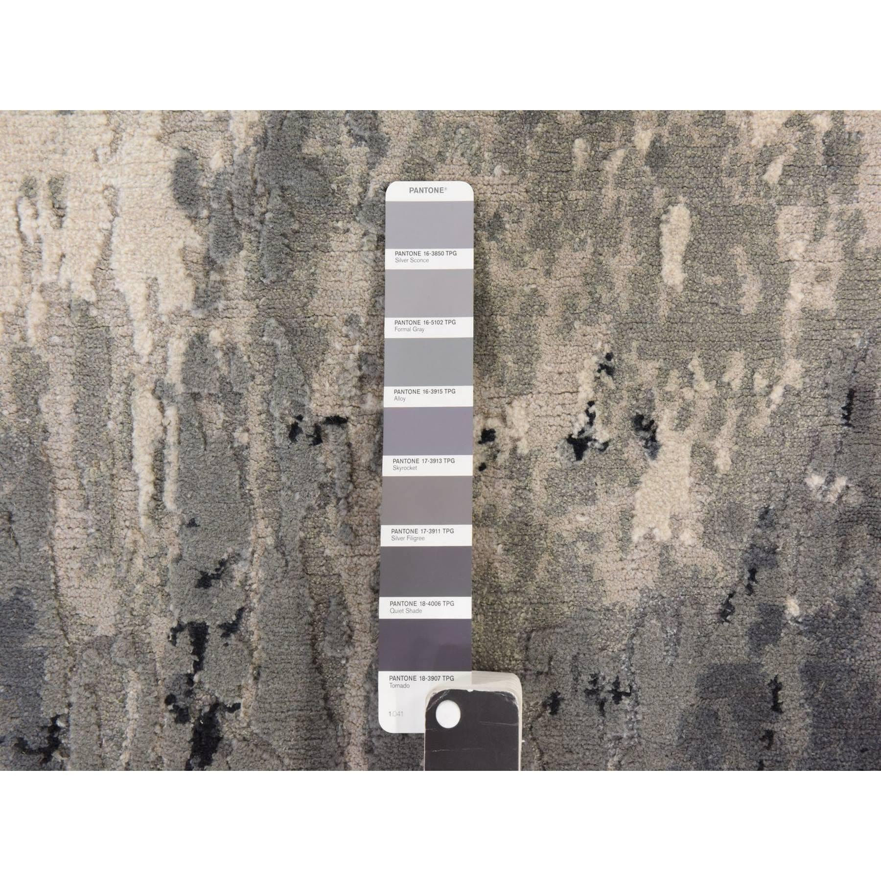 2'x3' Schwarz mit Elfenbein handgeknüpftes abstraktes Design Wolle und Seide Musterteppich (Moderne) im Angebot