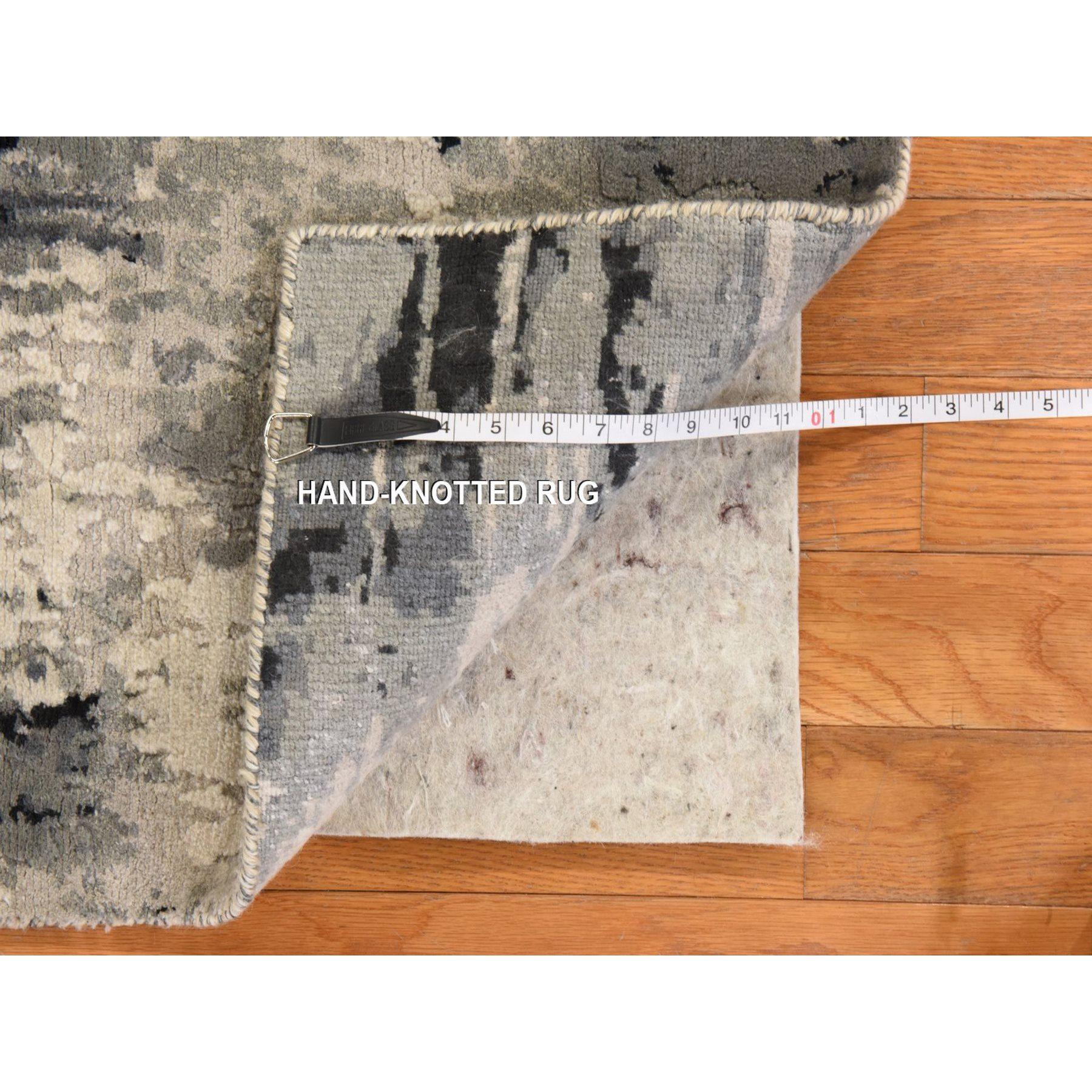 2'x3' Schwarz mit Elfenbein handgeknüpftes abstraktes Design Wolle und Seide Musterteppich (Indisch) im Angebot