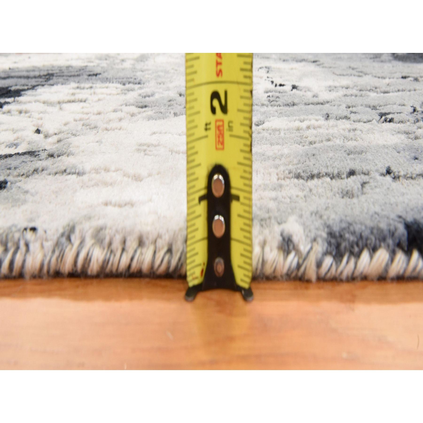 2'x3' Schwarz mit Elfenbein handgeknüpftes abstraktes Design Wolle und Seide Musterteppich (Handgeknüpft) im Angebot