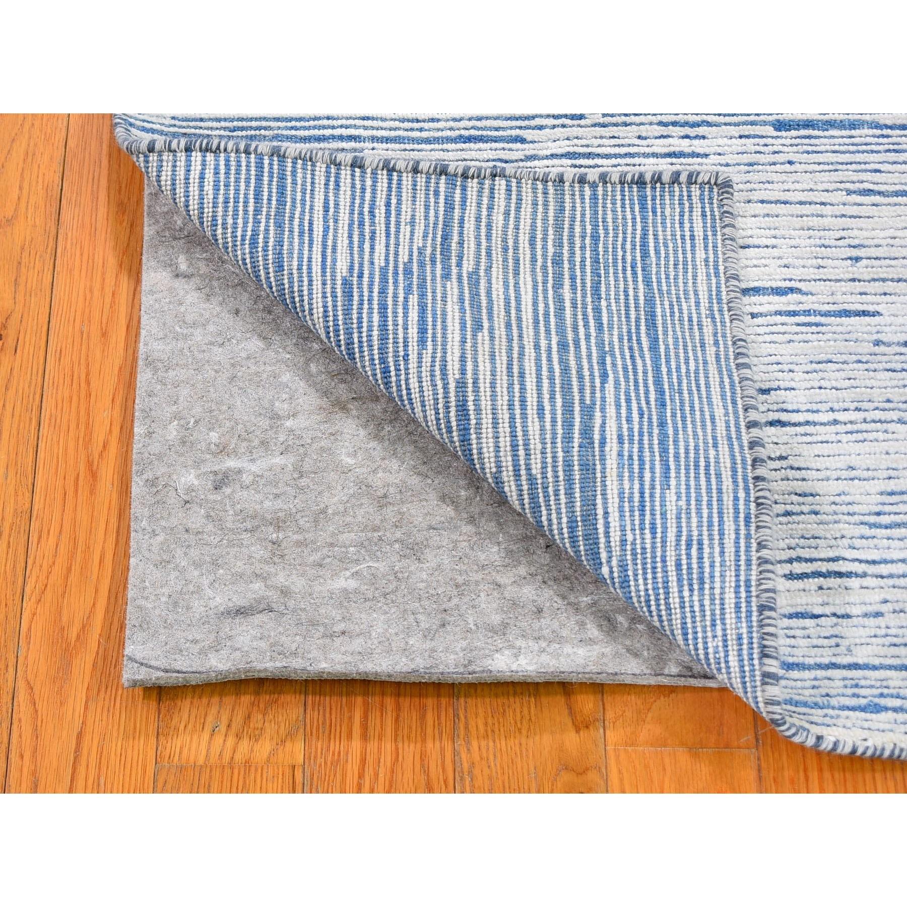 Médiéval Tapis d'Orient 2'x3' Soie bleue et laine texturée Striae Design noué à la main en vente
