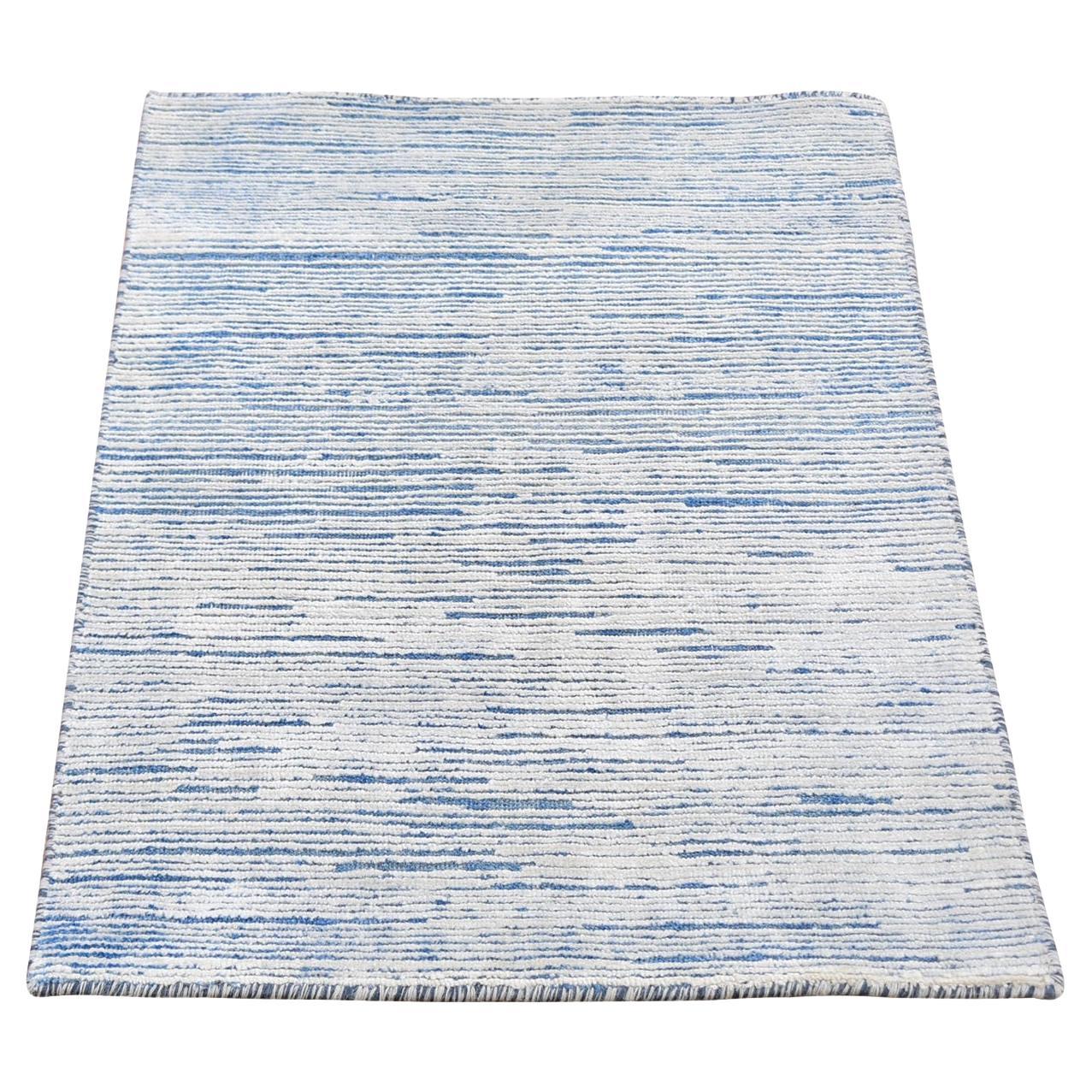 Tapis d'Orient 2'x3' Soie bleue et laine texturée Striae Design noué à la main en vente